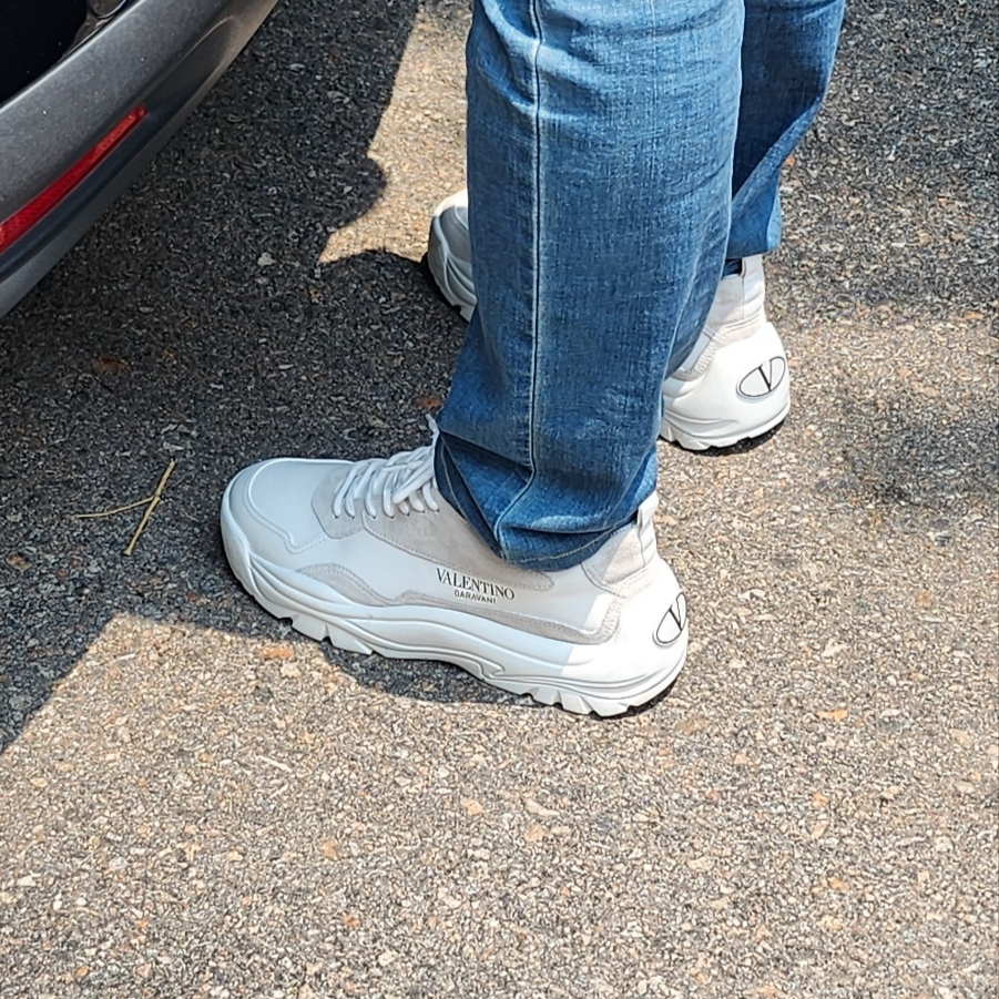 Valentino Gumboy Calfskin Sneakers White 착용 스타일