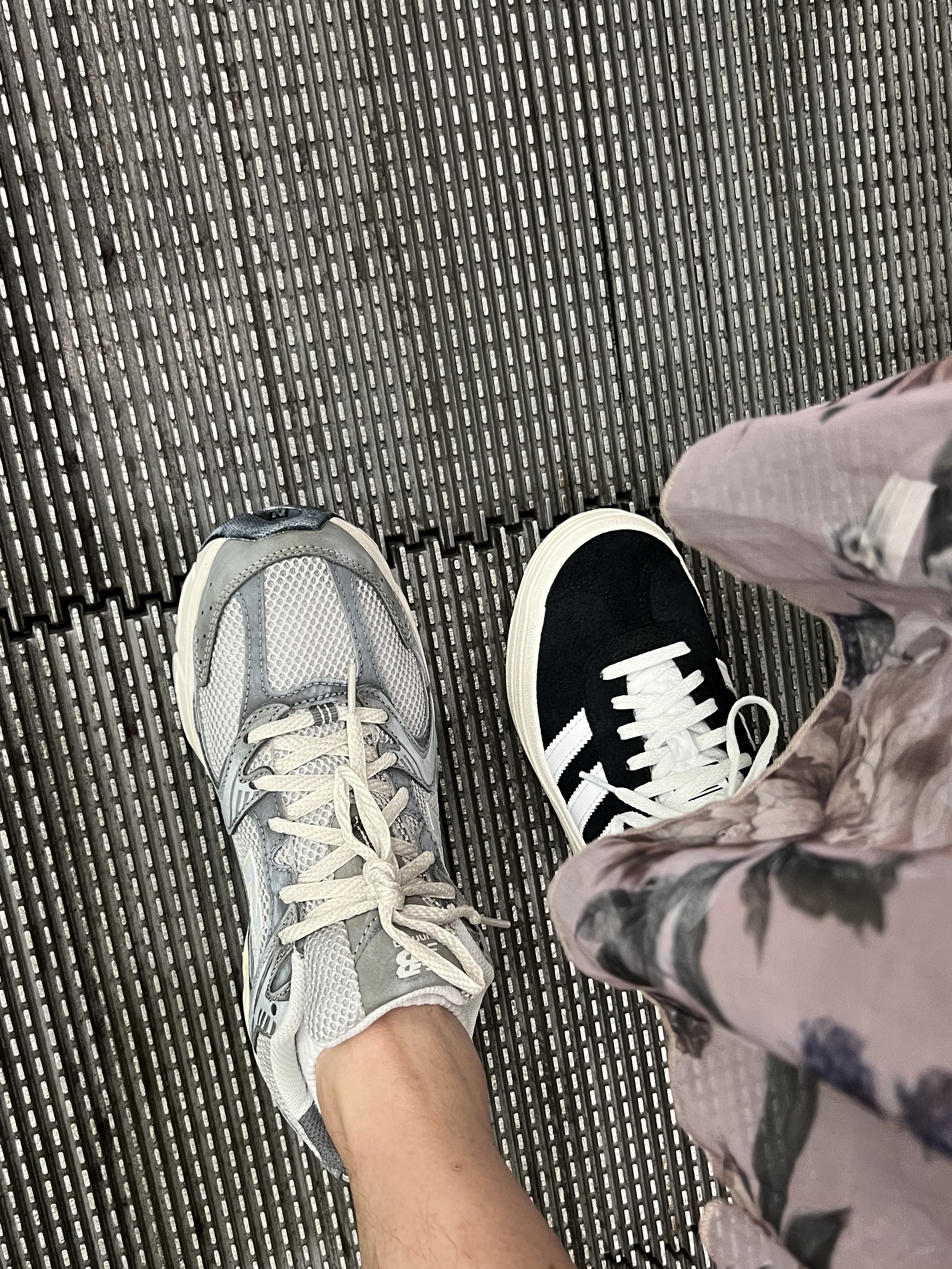 New Balance 530 Premium Vintage Grey Matter, (W) Adidas Gazelle Bold Core Black Cloud White 착용 스타일