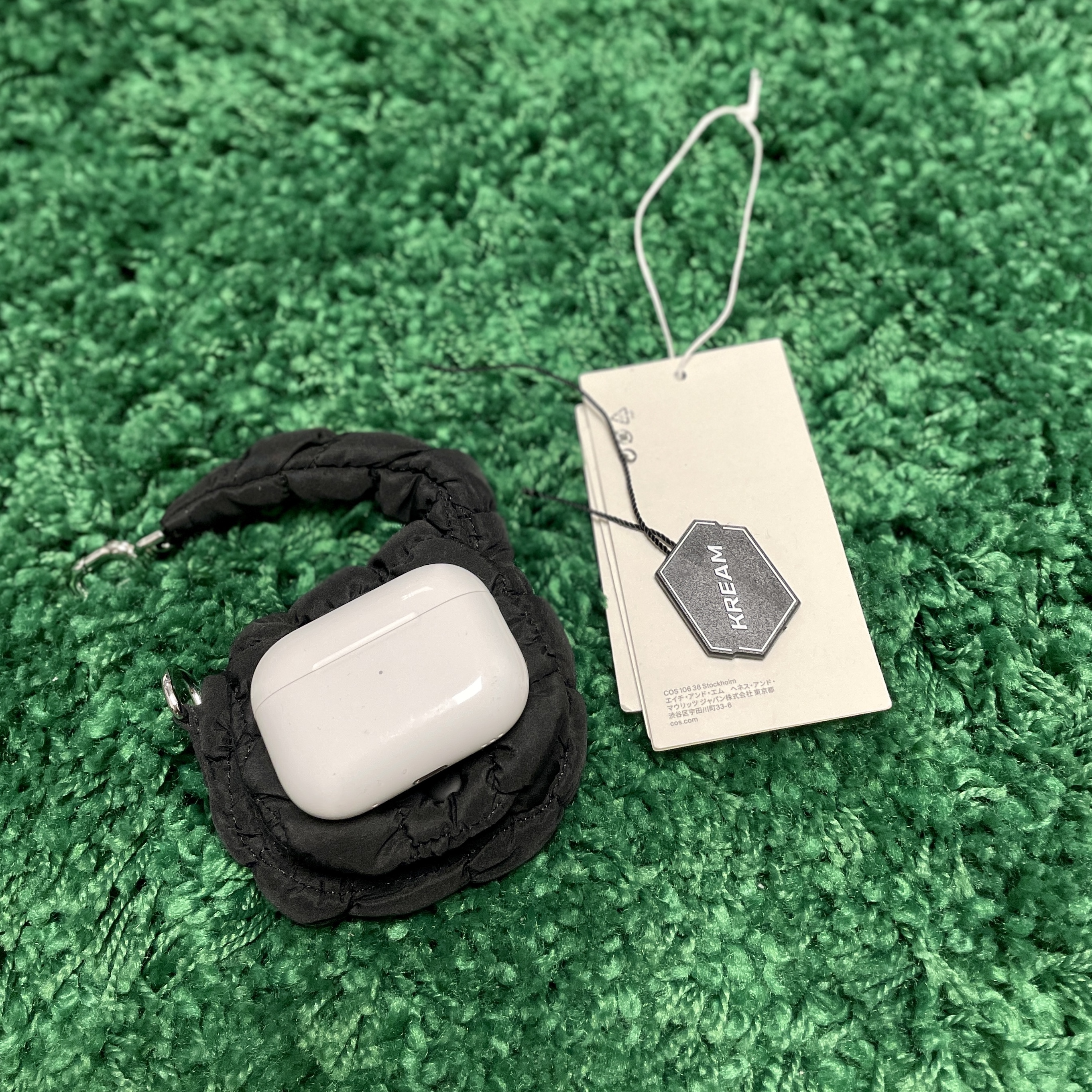 COS Quilted Nano Bag Black, Apple AirPods Pro 2nd Gen (Korean Ver.) 착용 스타일
