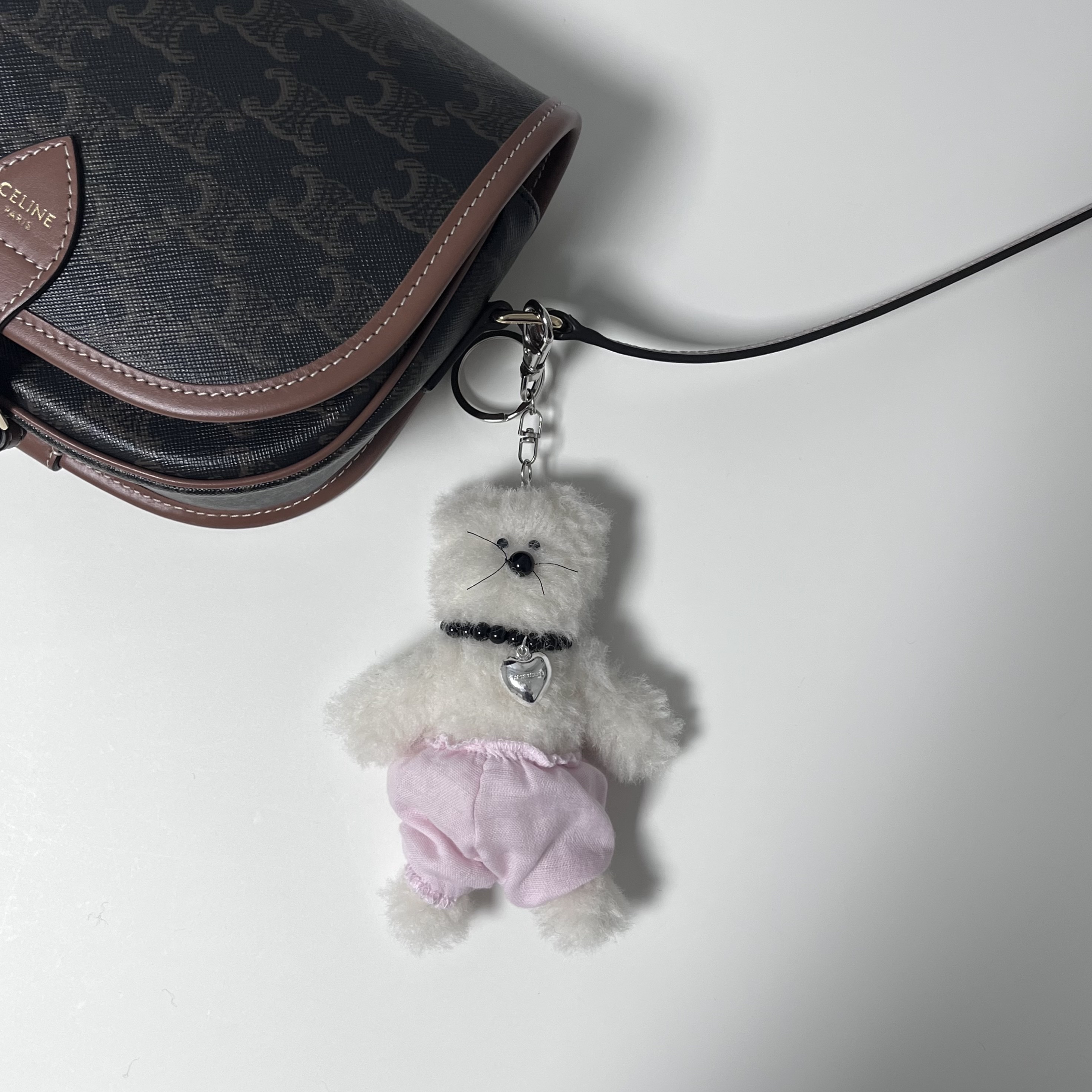 [KREAM 단독] Monamhee Creami Keyring Cream, Celine Medium Folco Bag in Triomphe Canvas and Calfskin Tan 착용 스타일