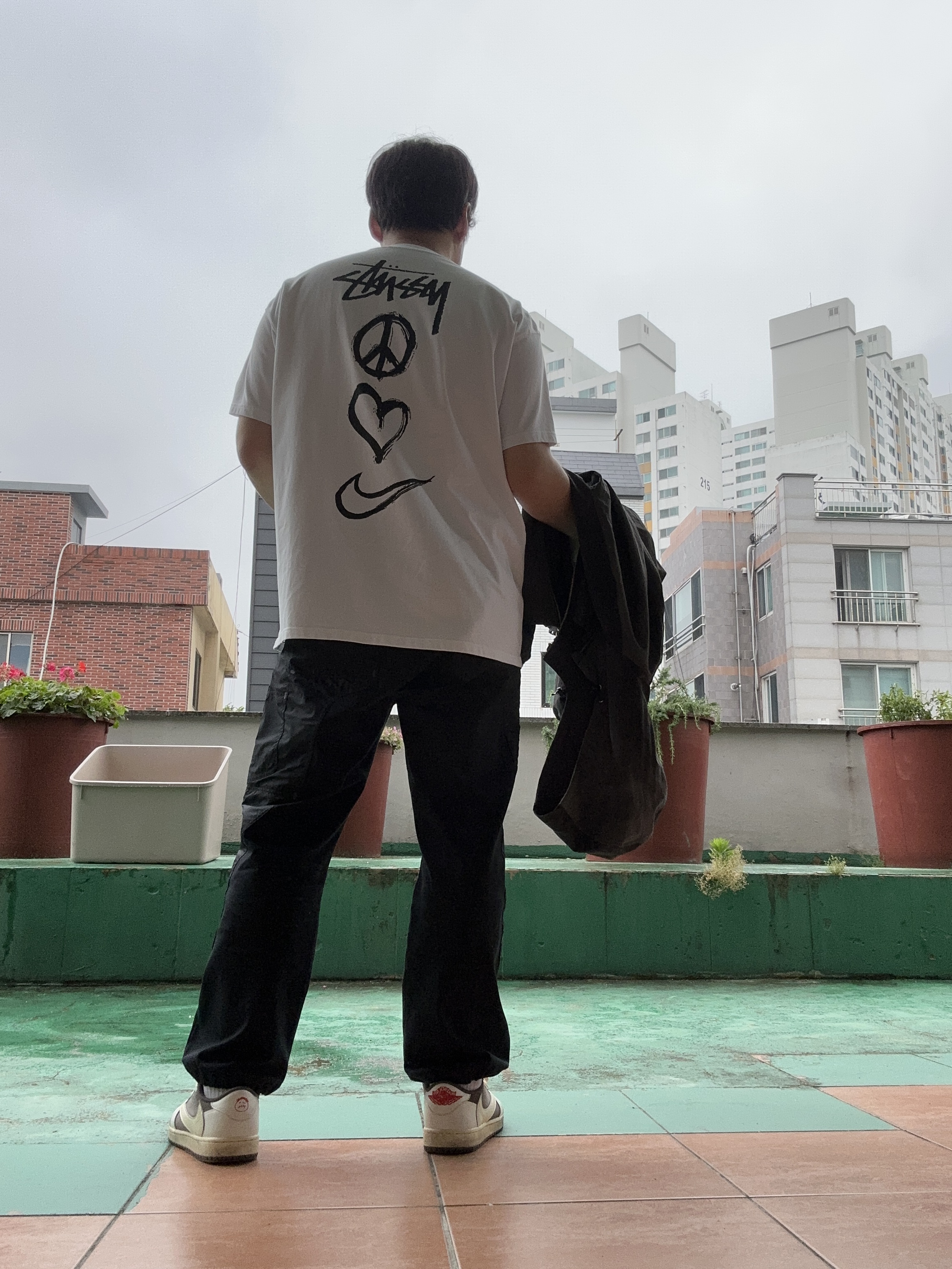 Nike x Stussy NRG RA T-Shirt Summit White (DM4942-121), Nike x Off-White NRG Pants Black 착용 스타일 - 1