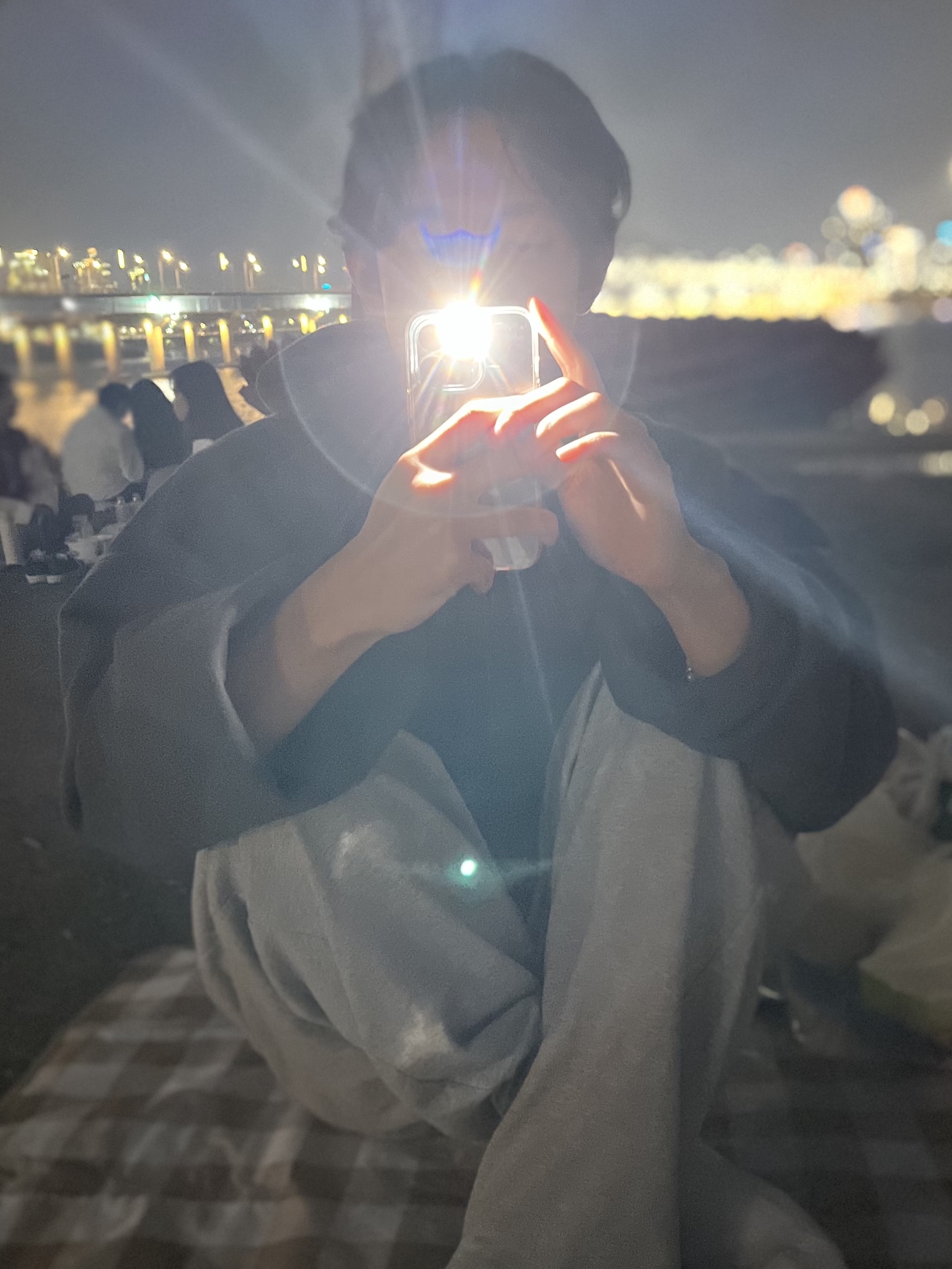 Yeezy Gap Engineered By Balenciaga Dove Hoodie Black, Apple iPhone 13 Pro 128GB Graphite (Korean Ver.) 착용 스타일 - 2