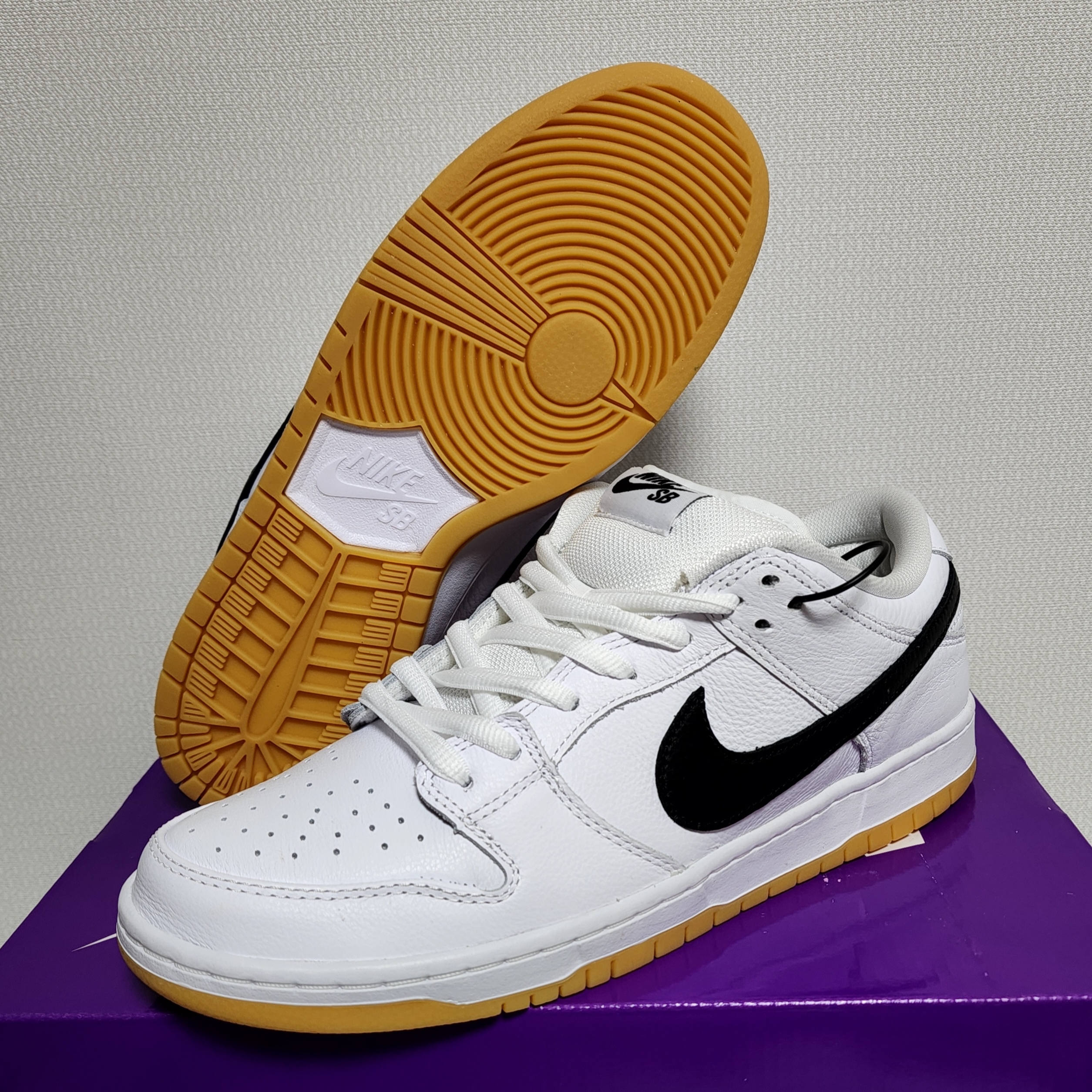Nike SB Dunk Low Pro White and Gum Light Brown 착용 스타일