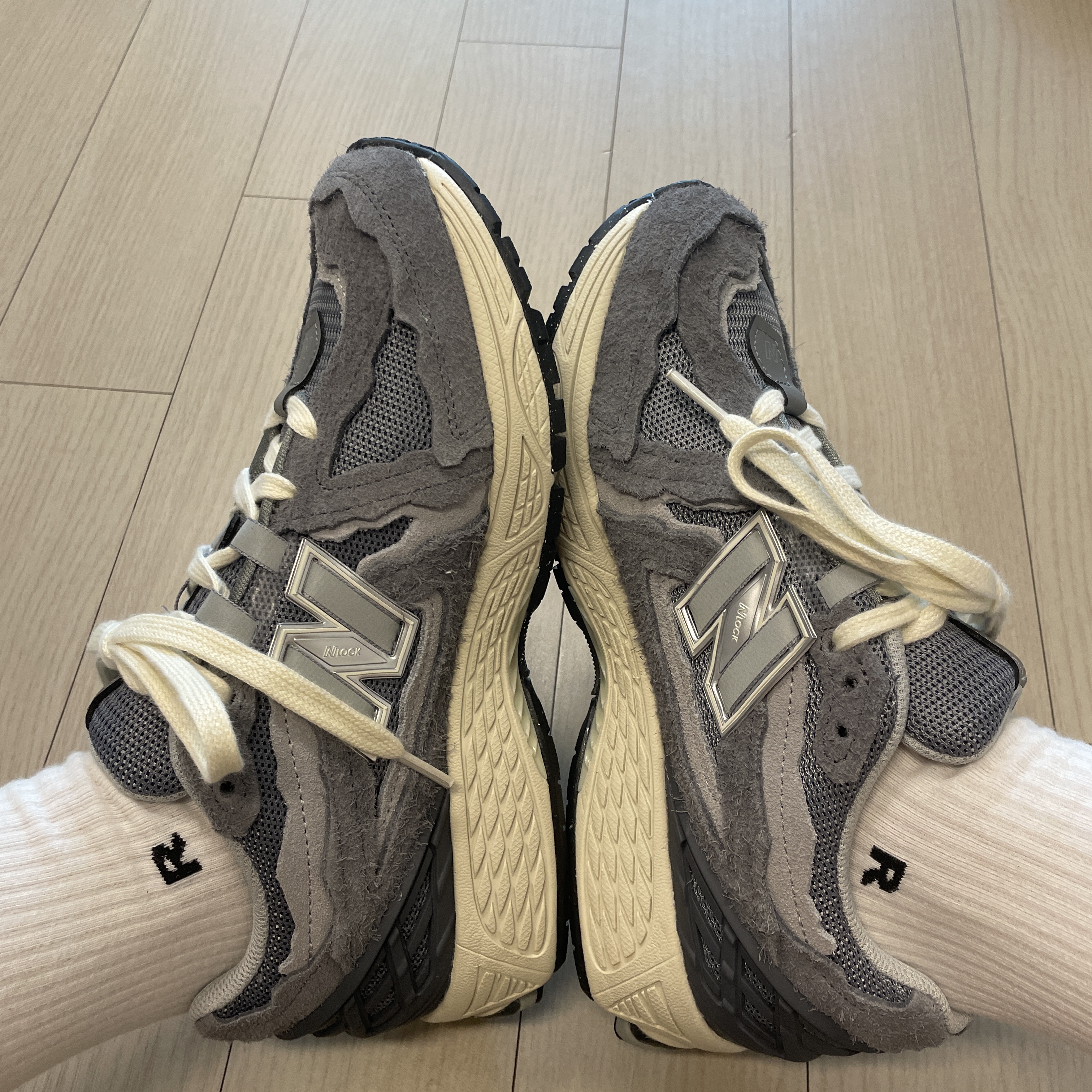 New Balance 1906D Protection Pack Castlerock 착용 스타일 - 2