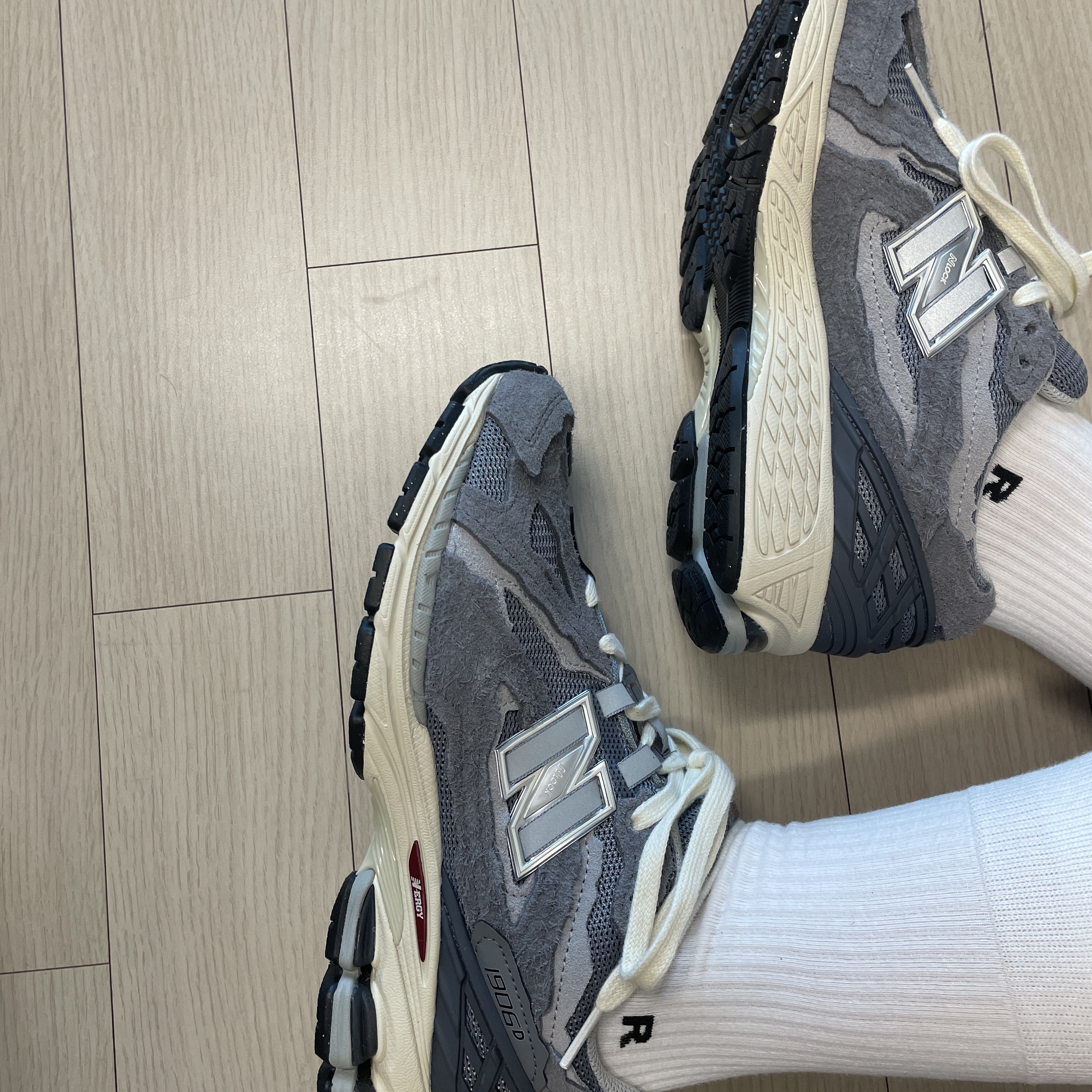 New Balance 1906D Protection Pack Castlerock 착용 스타일 - 3