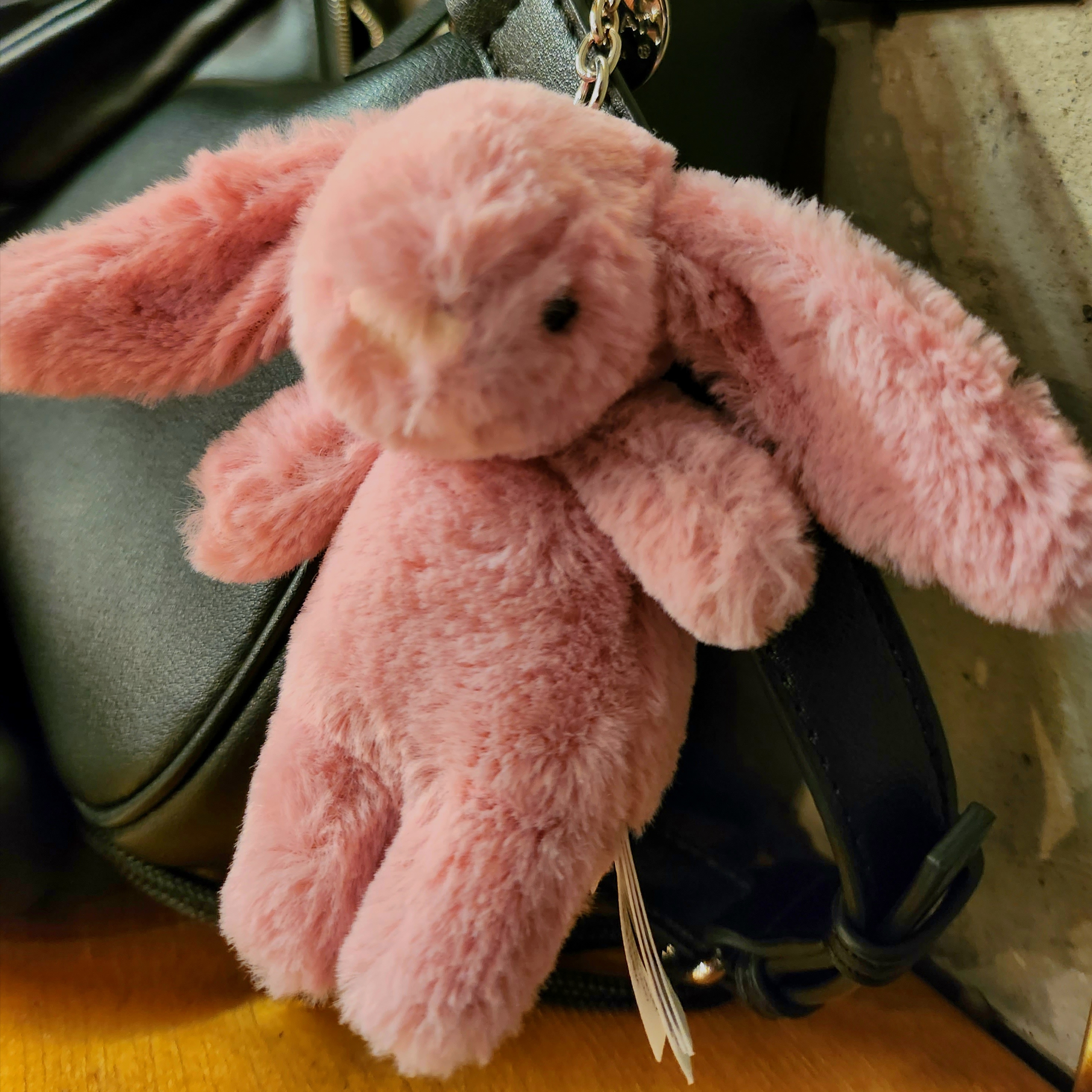 Jellycat Bashful Bunny Bag Charm Tulip 착용 스타일