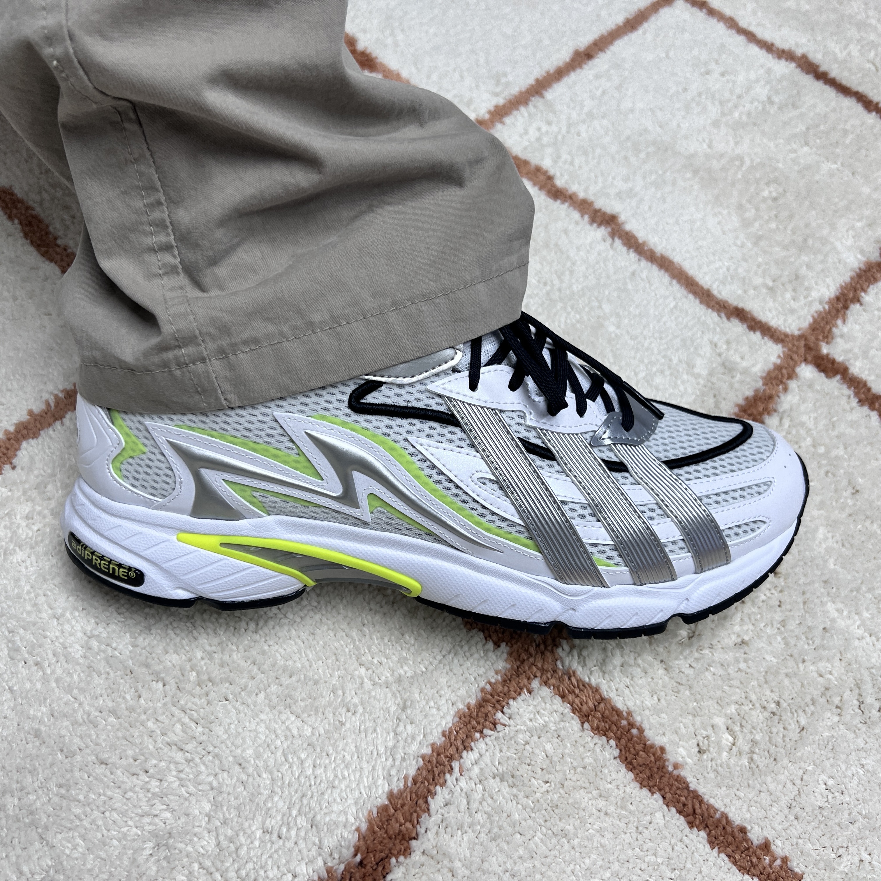 Adidas Orketro 2.0 Cloud White Metallic Silver 착용 스타일