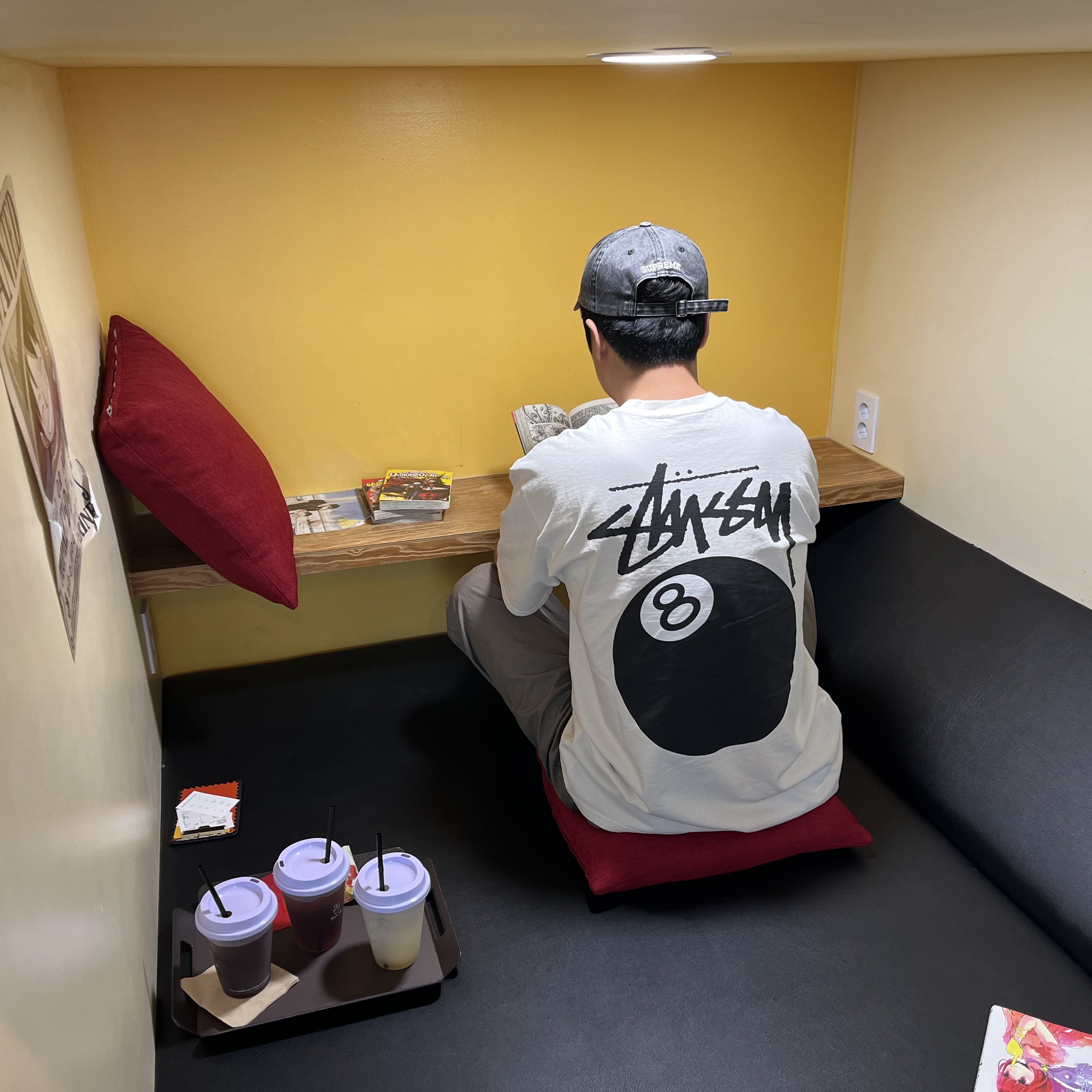 Stussy 8 Ball Pigment Dyed T-Shirt Natural - 21FW, Supreme Pigment Print S Logo 6-Panel Black - 22FW 착용 스타일