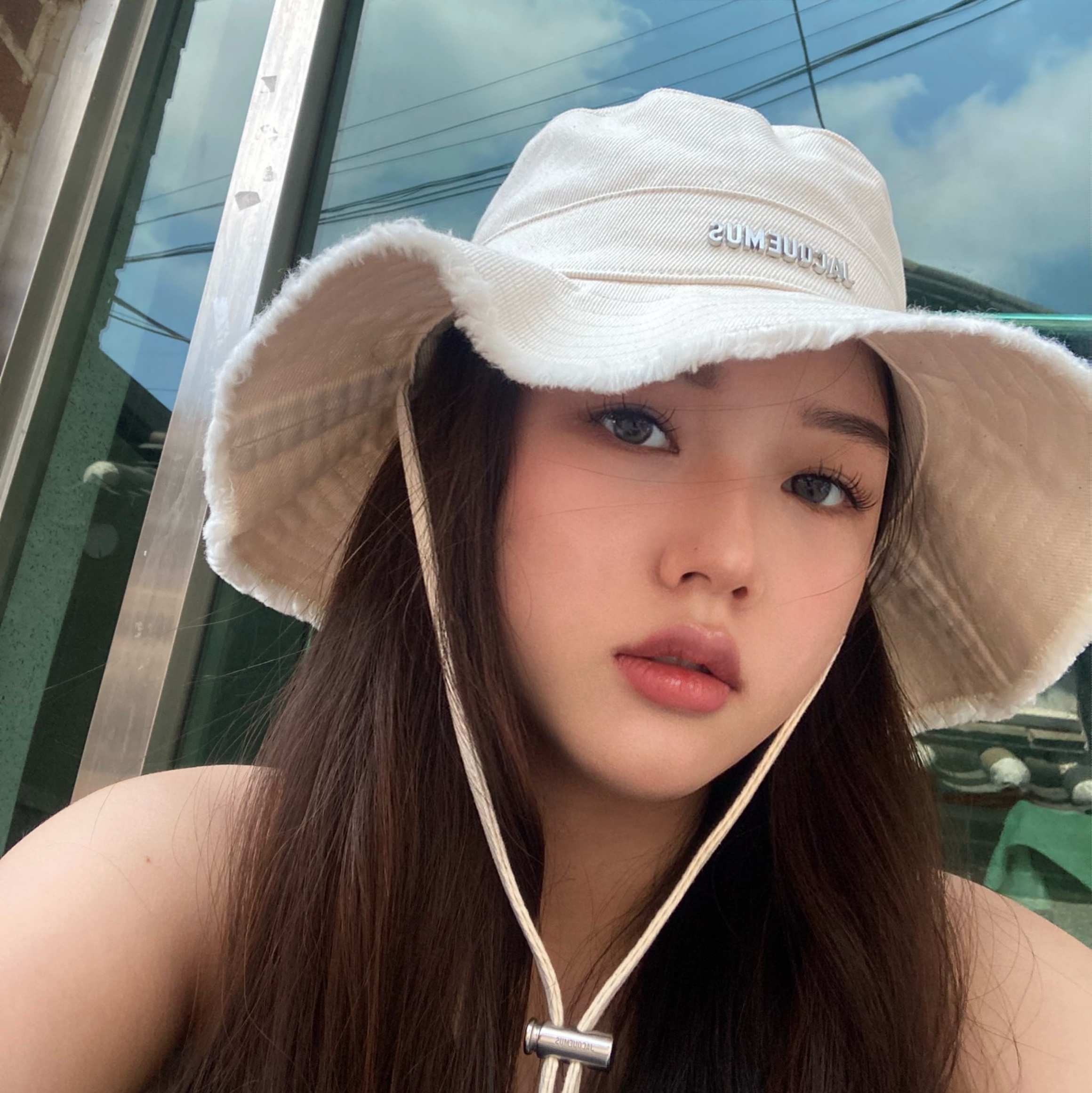 Jacquemus Le Bob Artichaut Bucket Hat Off White 착용 스타일 - 1