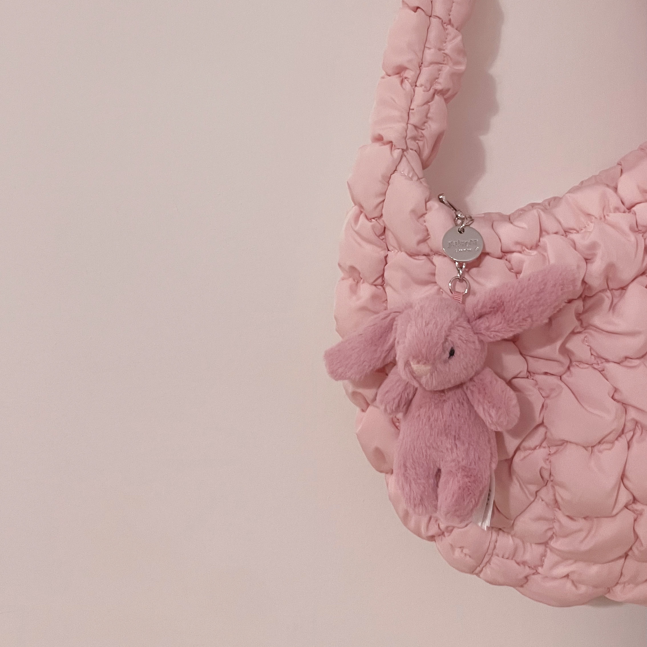 Jellycat Bashful Bunny Bag Charm Tulip 착용 스타일 - 1
