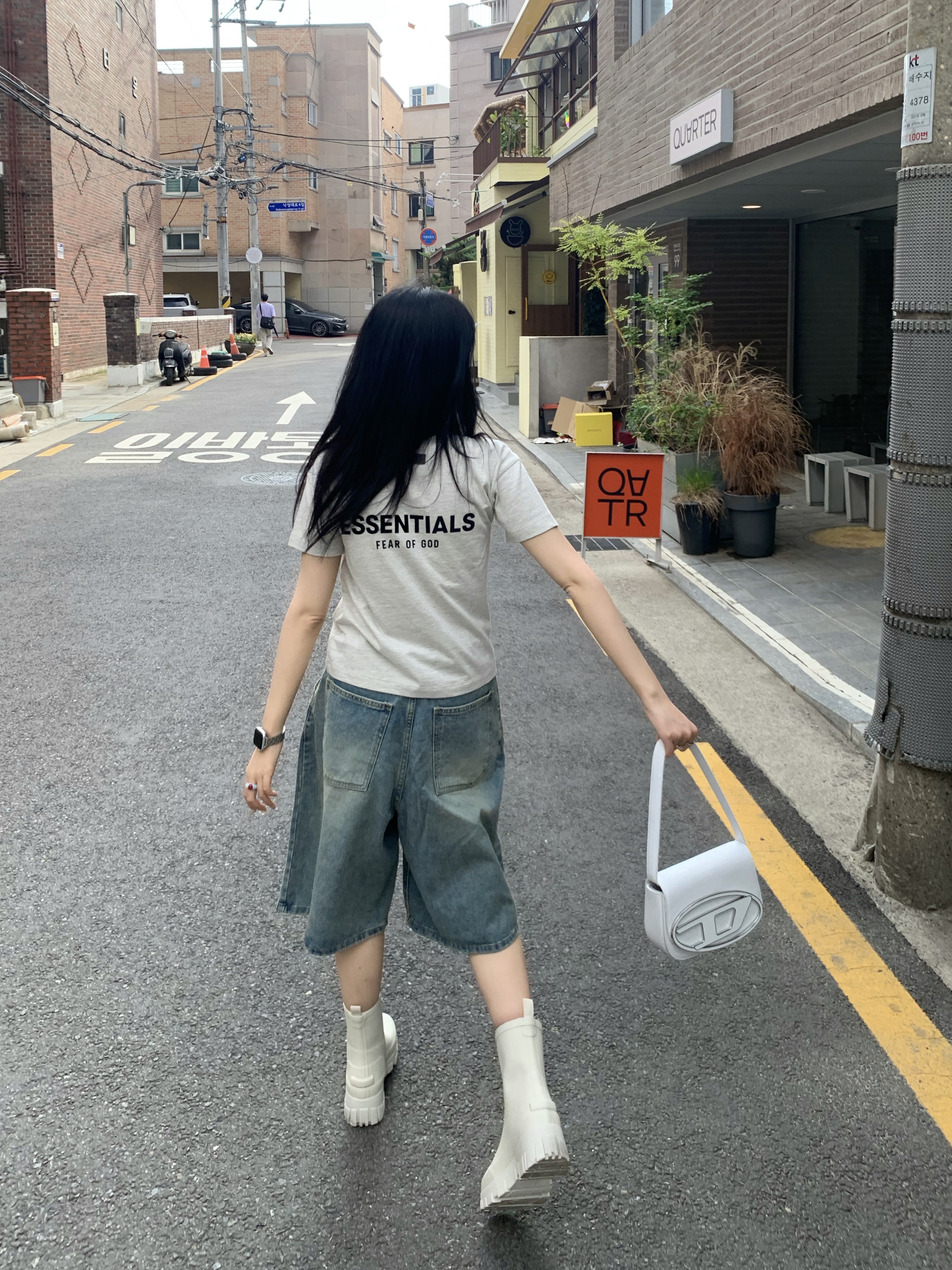디젤 1DR 숄더백 인 나파 레더 화이트, (키즈) 에센셜 더 코어 컬렉션 티셔츠 라이트 오트밀 착용 스타일 - 2