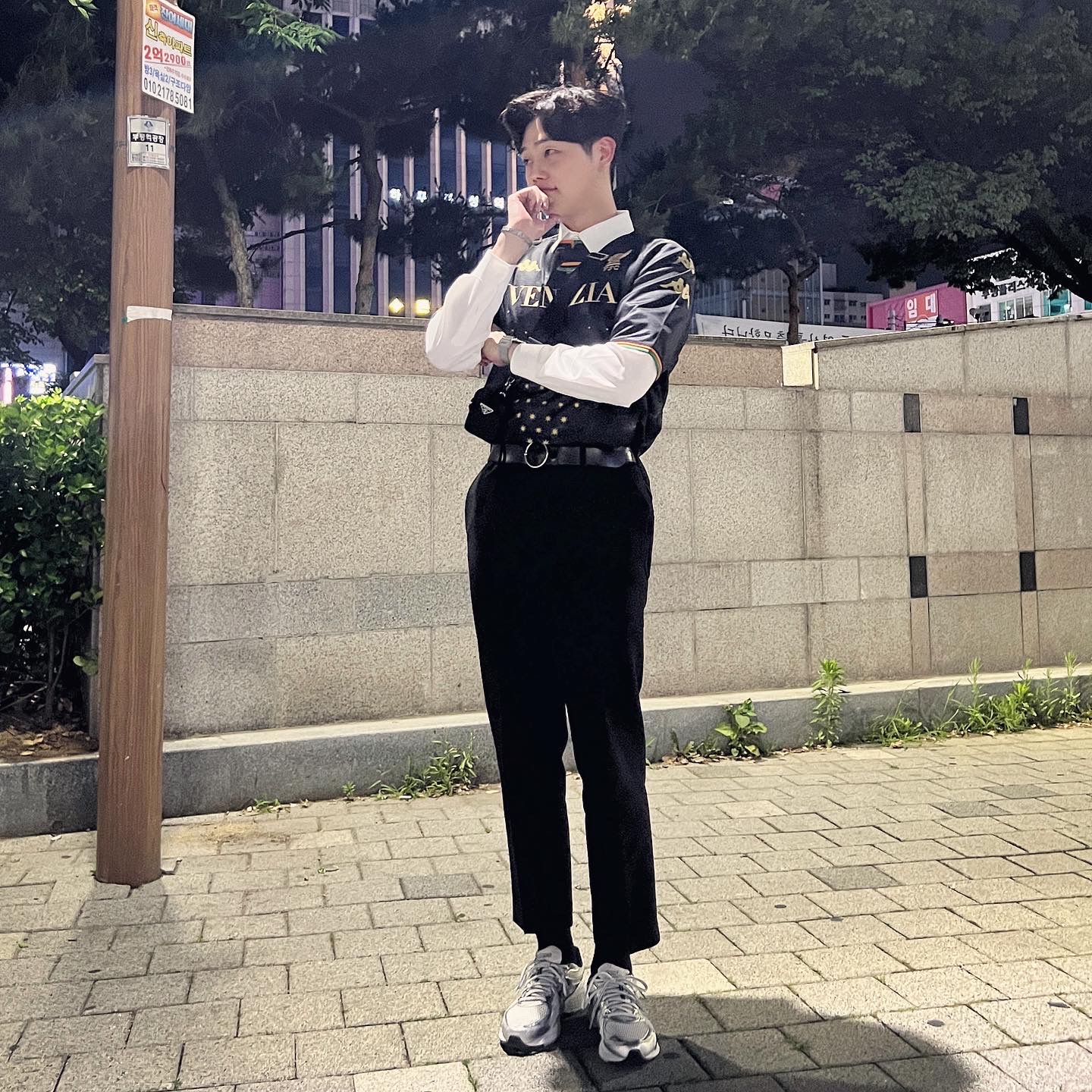 New Balance 860v2 White Black, Prada Re-Nylon and Saffiano Leather Shoulder Bag Black 착용 스타일 - 1