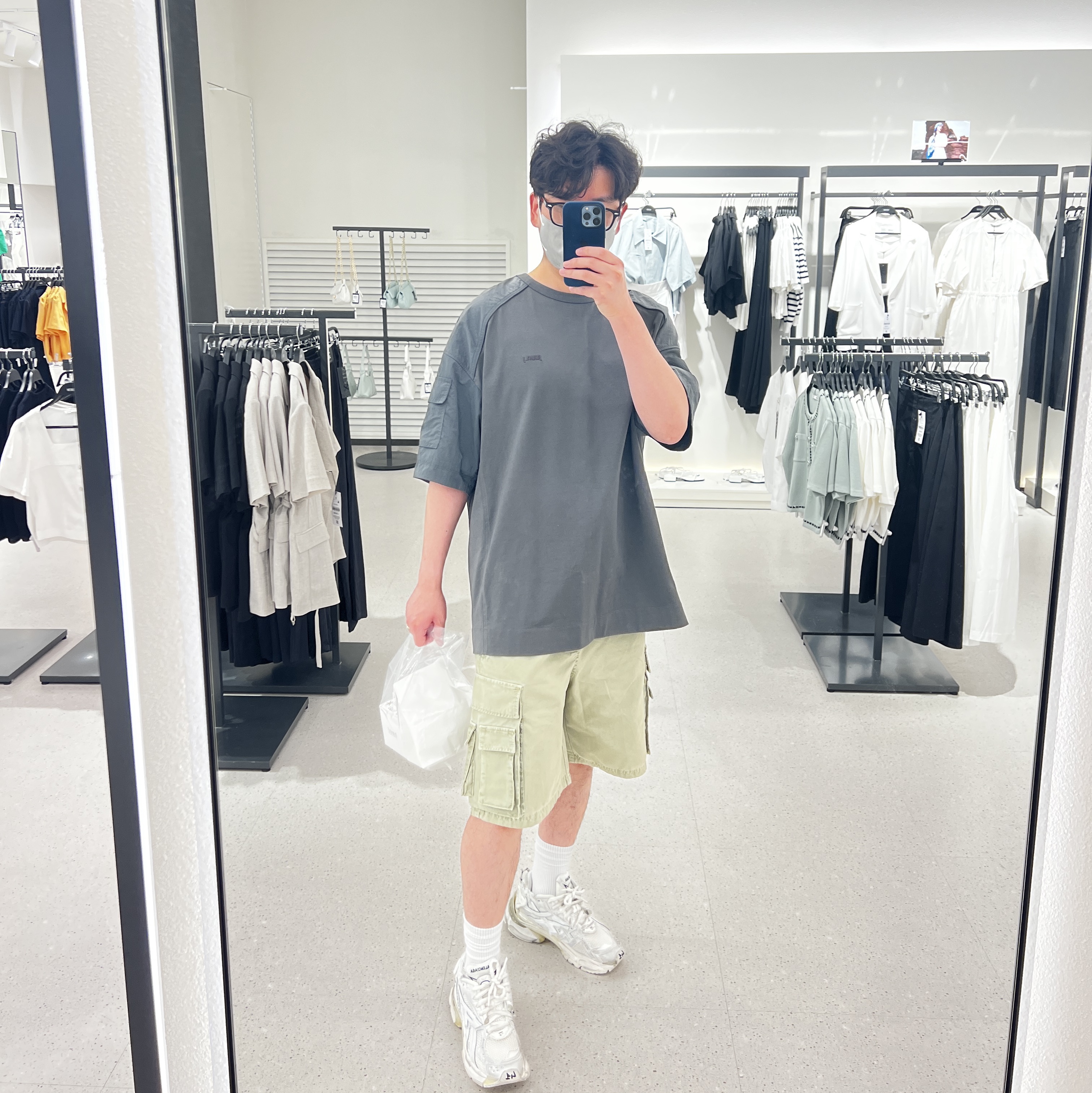 Balenciaga Runner Sneakers White 착용 스타일 - 1