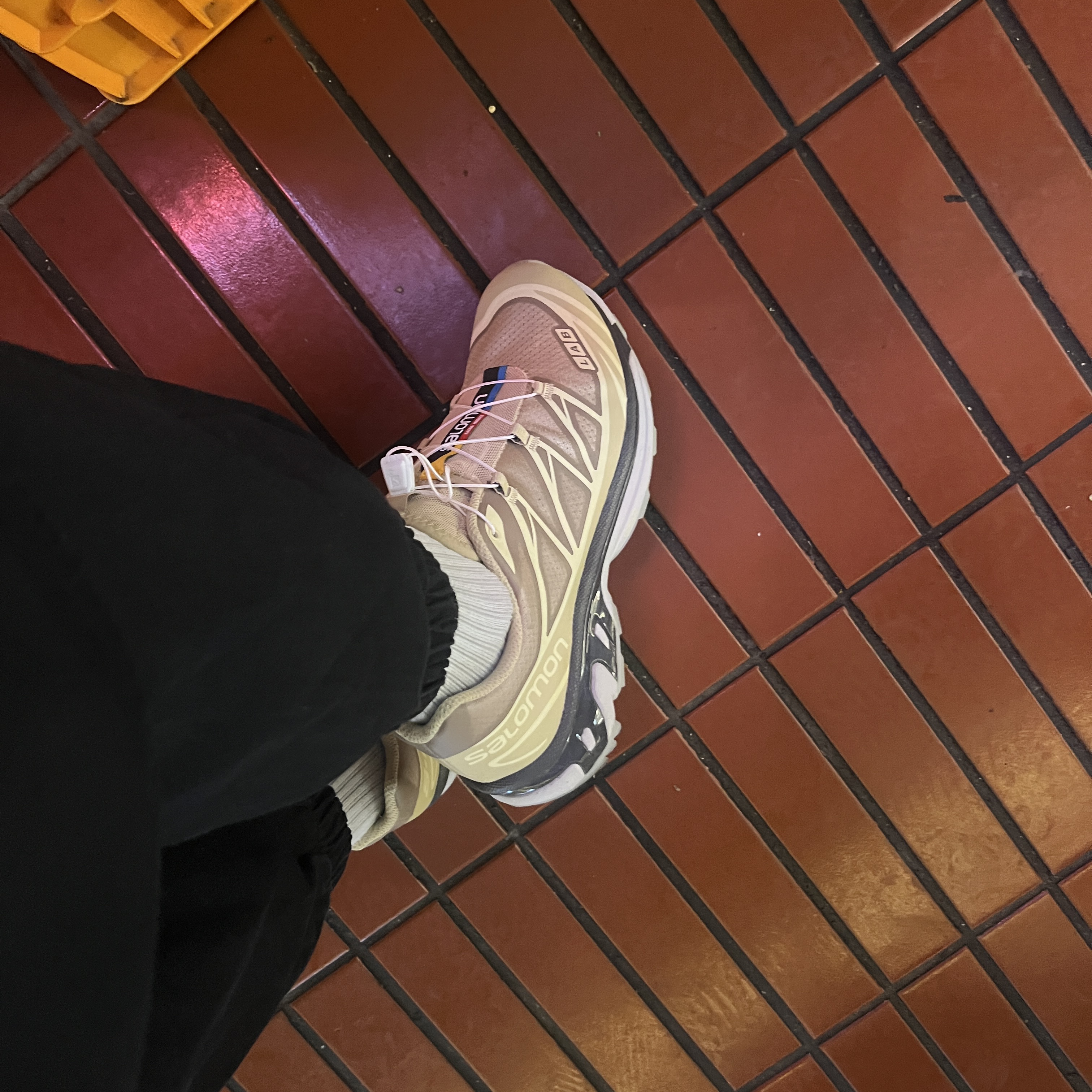 Salomon XT-6 Clear Safari Vanila Ice 착용 스타일 - 1