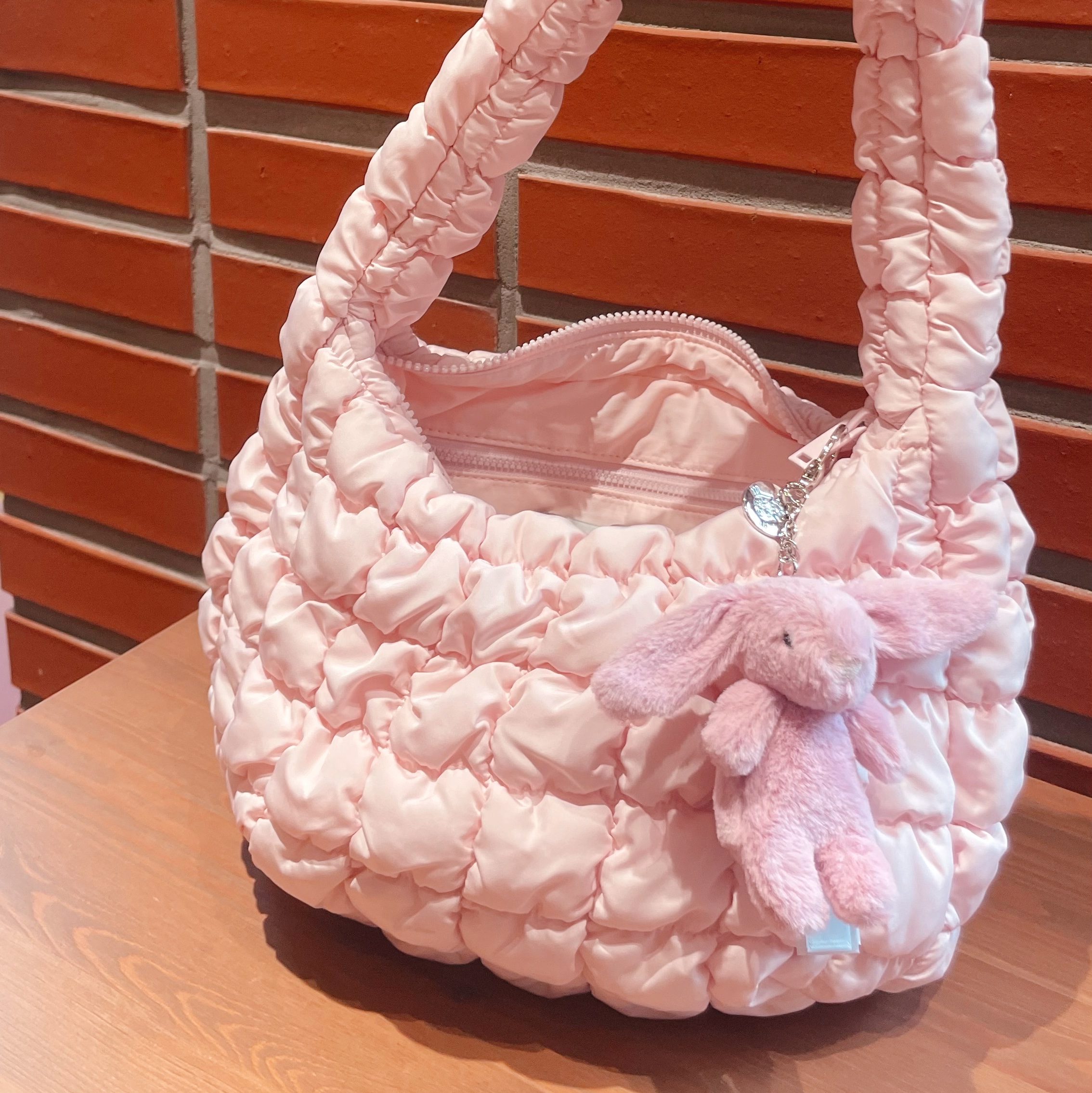 Jellycat Bashful Bunny Bag Charm Tulip 착용 스타일 - 2