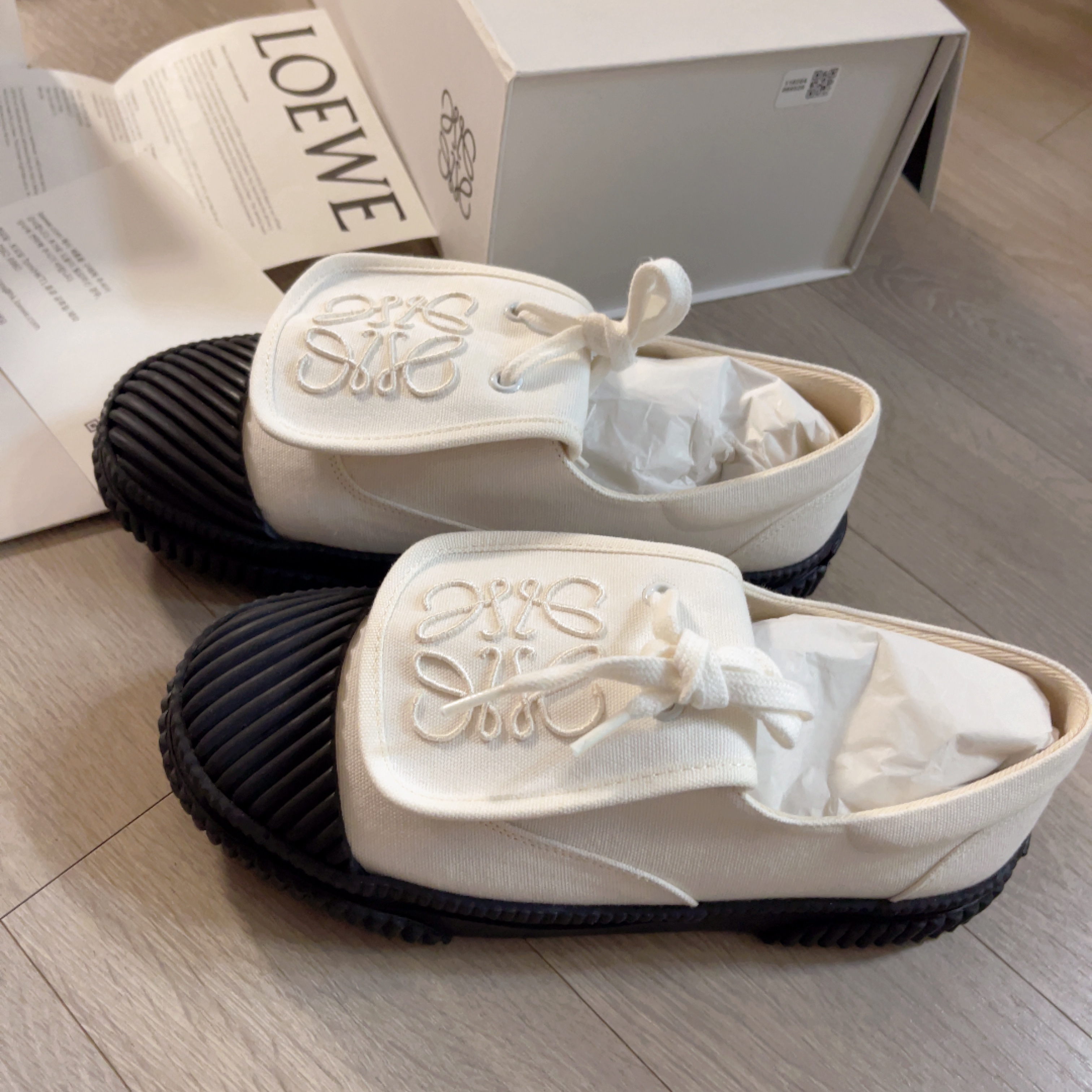 (W) Loewe Anagram Flap Sneakers in Canvas Soft White 착용 스타일