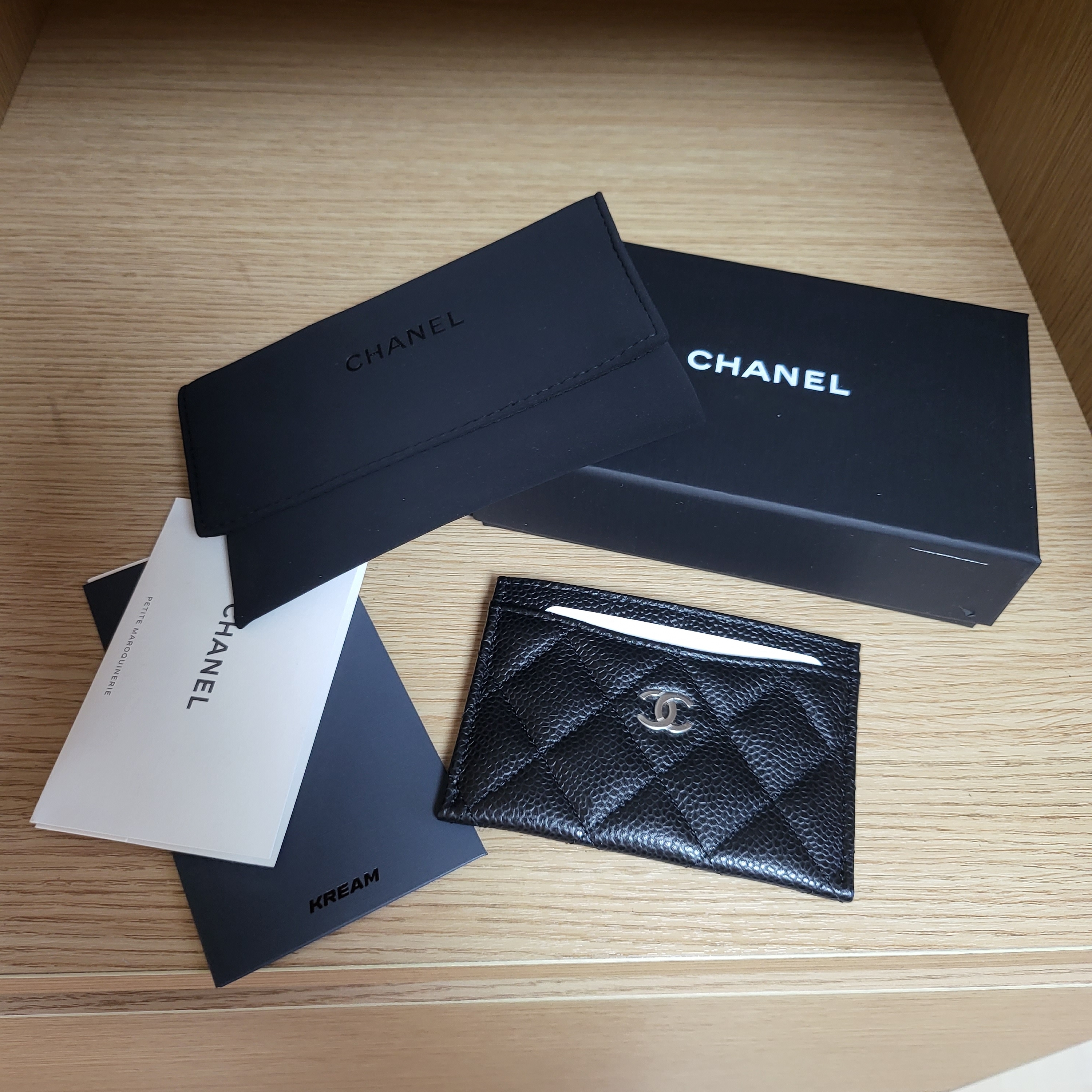 Chanel Classic Card Holder Grained Calfskin & Silver Black 착용 스타일