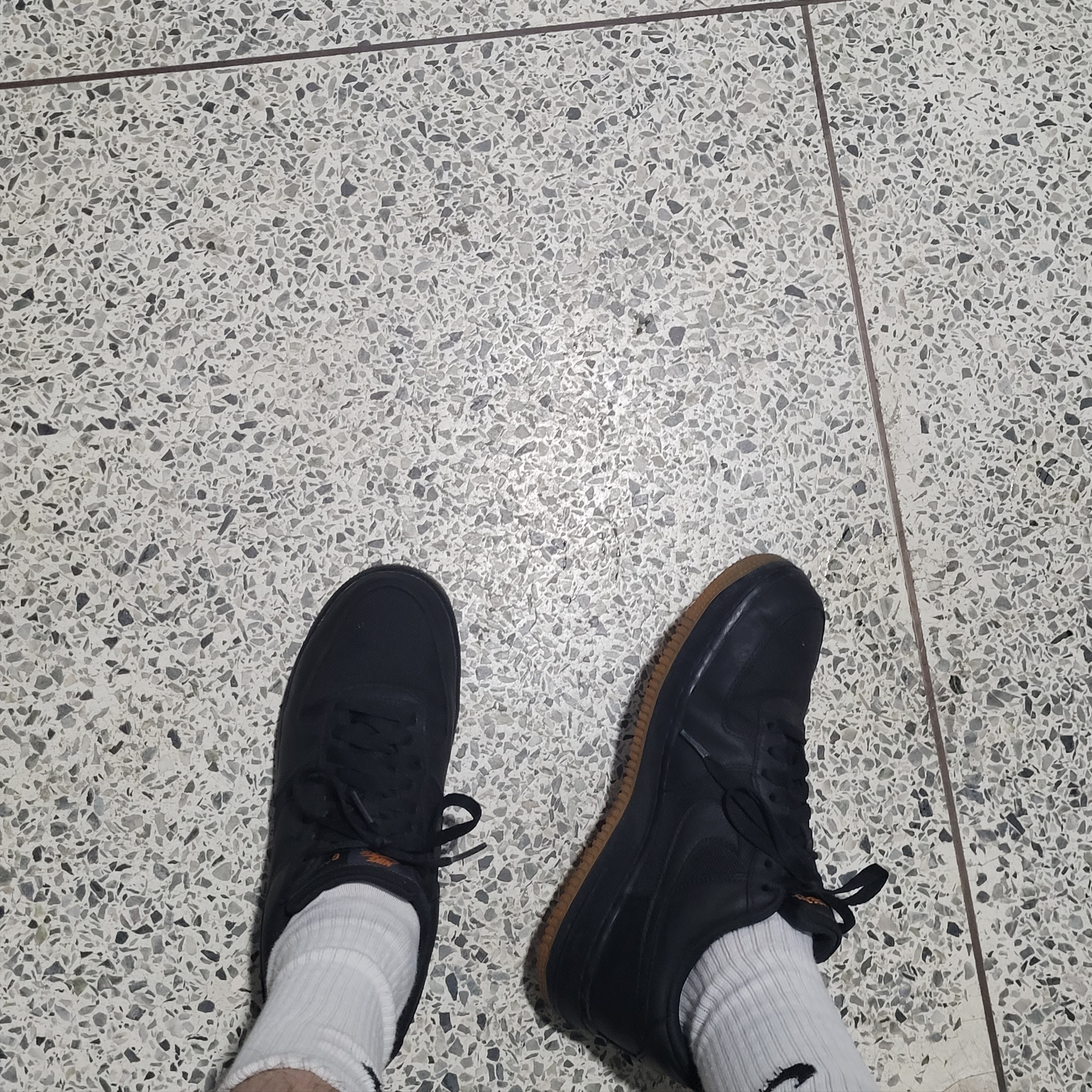 Nike Air Force 1 Low Gore-Tex Black Light Carbon 착용 스타일