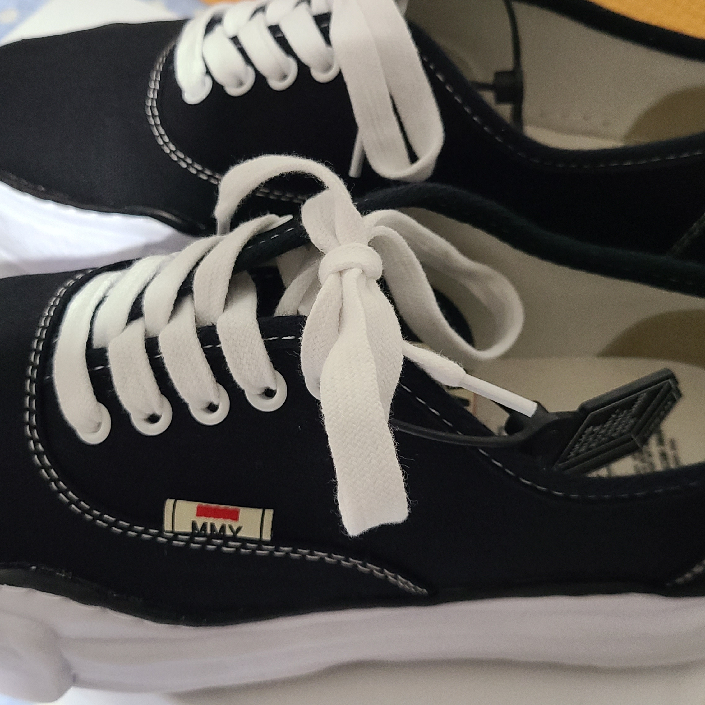 Maison Mihara Yasuhiro Baker OG Sole Canvas Low Cut Sneakers Black 착용 스타일 - 1