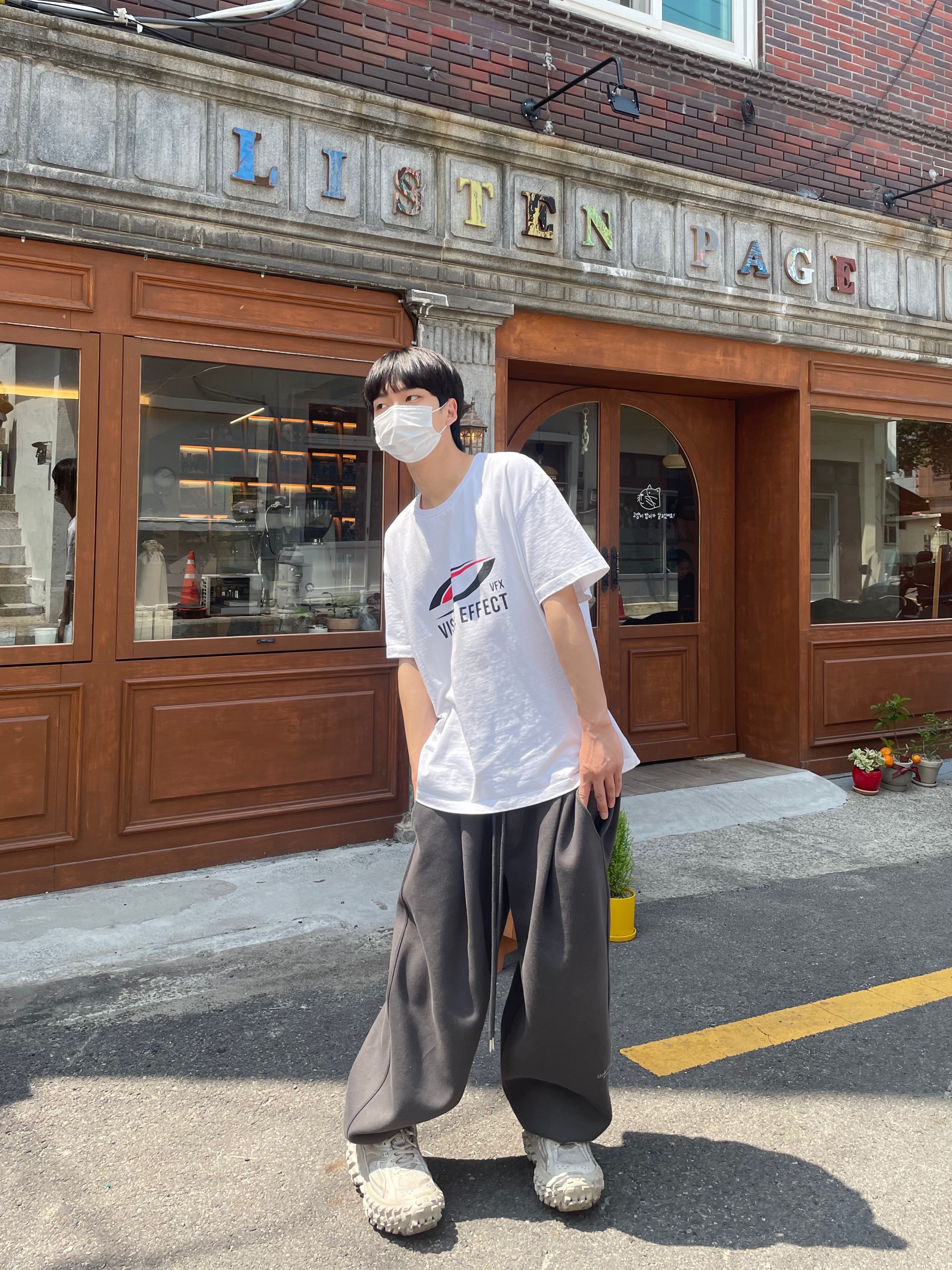 Undermycar Mu.03 Anti Fxxking Logo Play Oversized Sweat Jogger Olive, Balenciaga Defender Sneakers Beige 착용 스타일