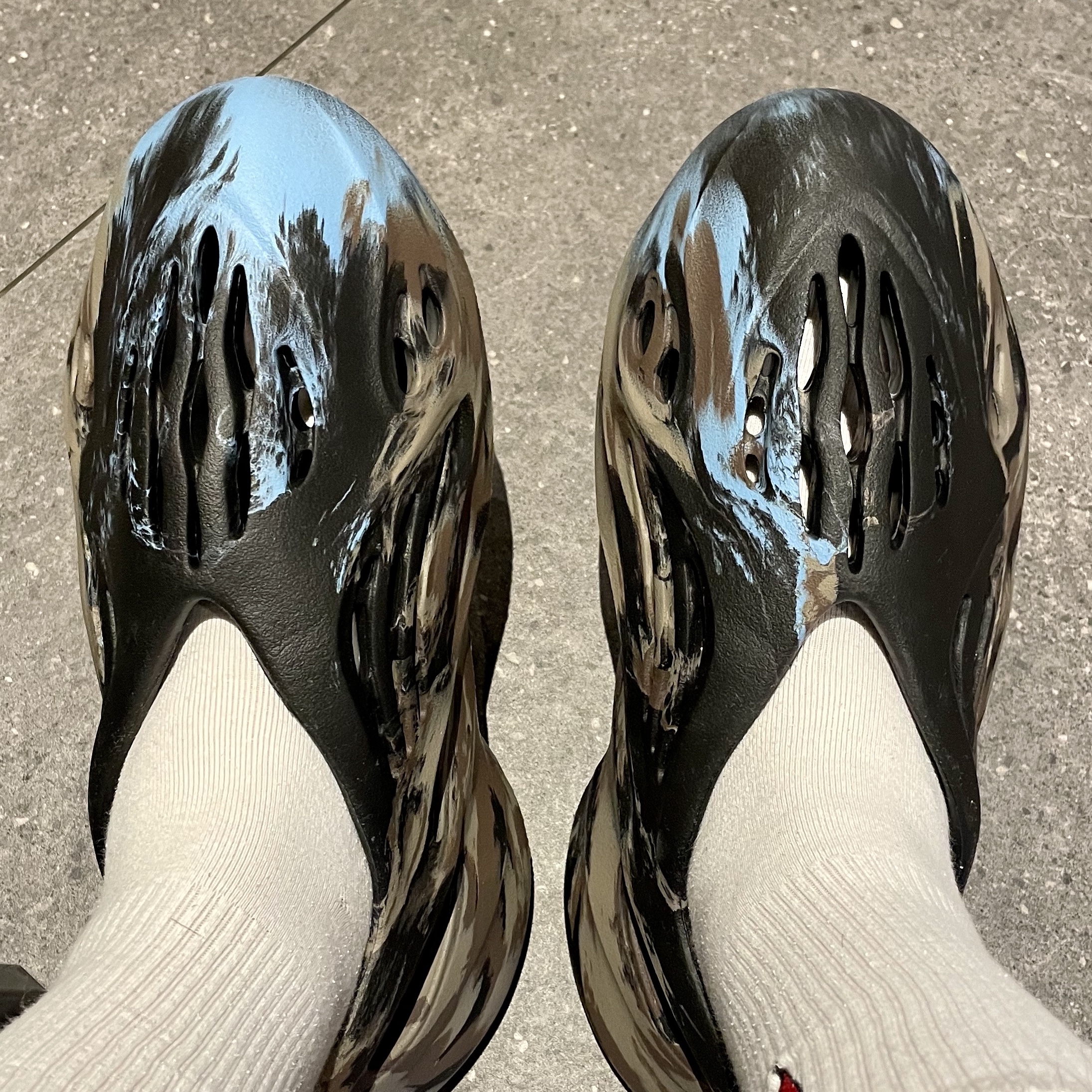 Adidas Yeezy Foam RNNR MX Cinder 착용 스타일 - 2