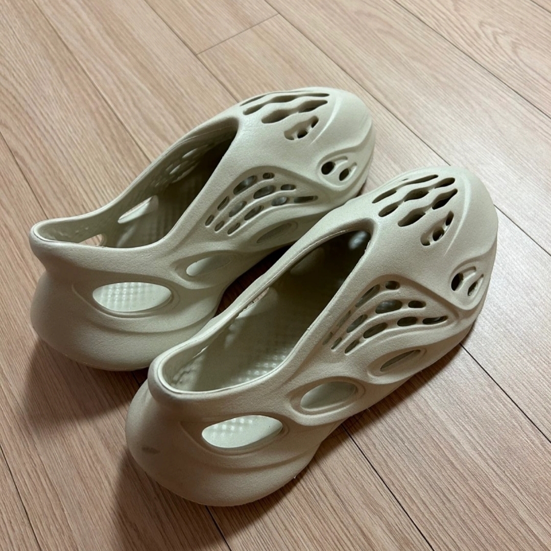 Adidas Yeezy Foam RNNR Sand 착용 스타일