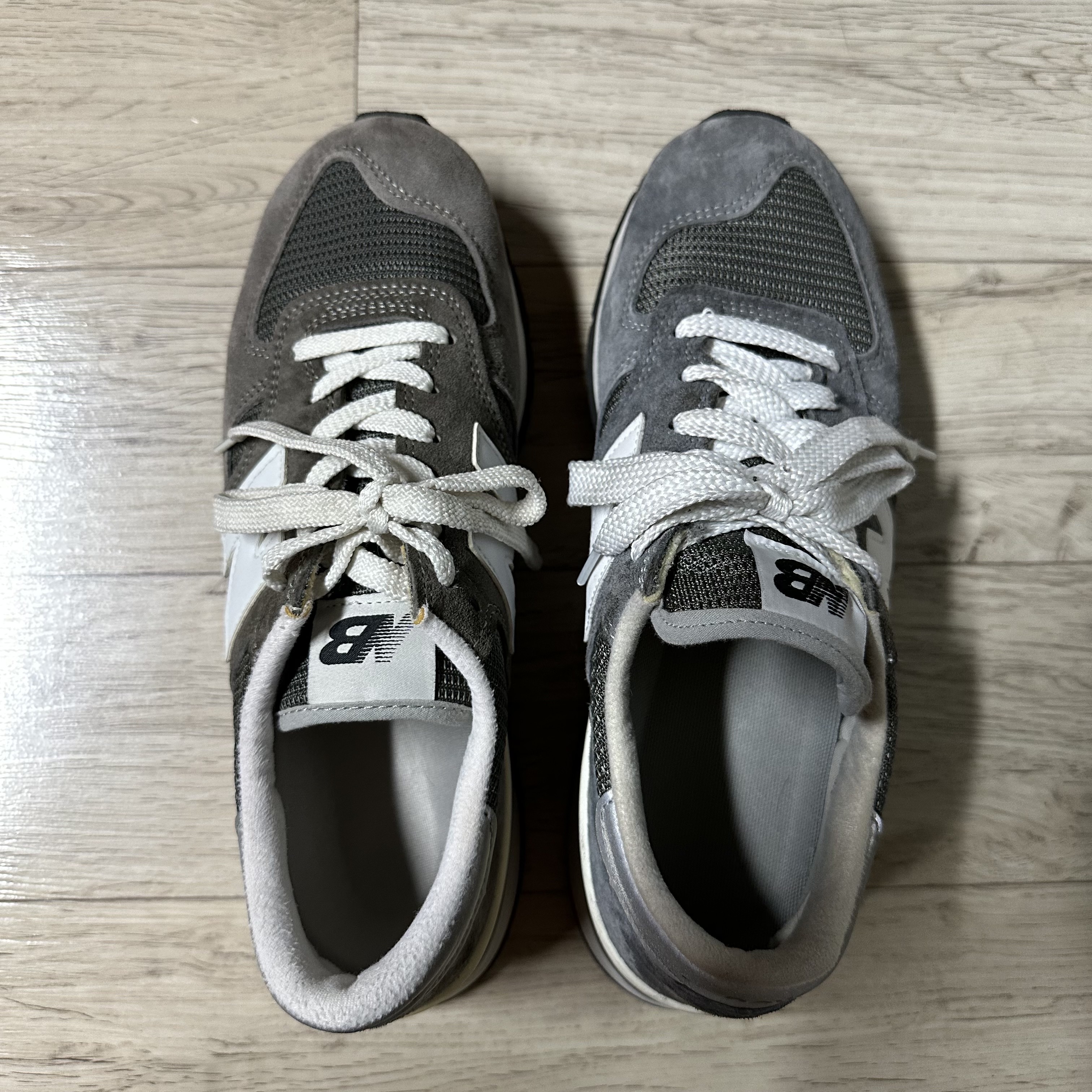 New Balance 990 Made in USA Grey, New Balance 990v1 Made in USA Grey White 착용 스타일 - 3