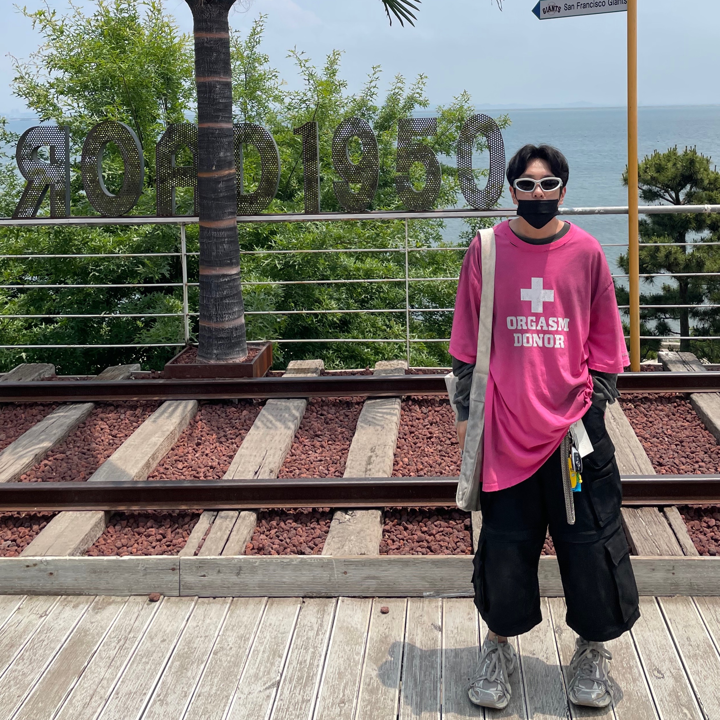 Project G/R Orgasm Donor T-Shirt Dirty Pink, Balenciaga 3XL Sneakers Light Beige 착용 스타일