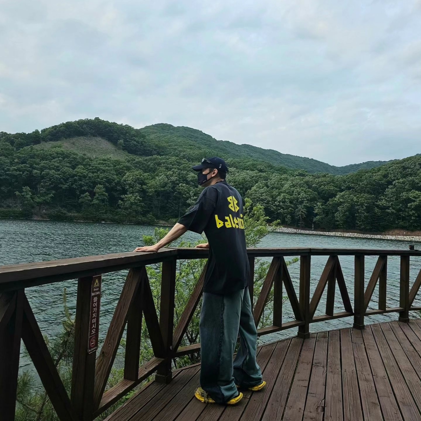 Balenciaga Hybrid Baggy Pants Light Blue, Balenciaga 3XL Sneakers Yellow Black 착용 스타일 - 3