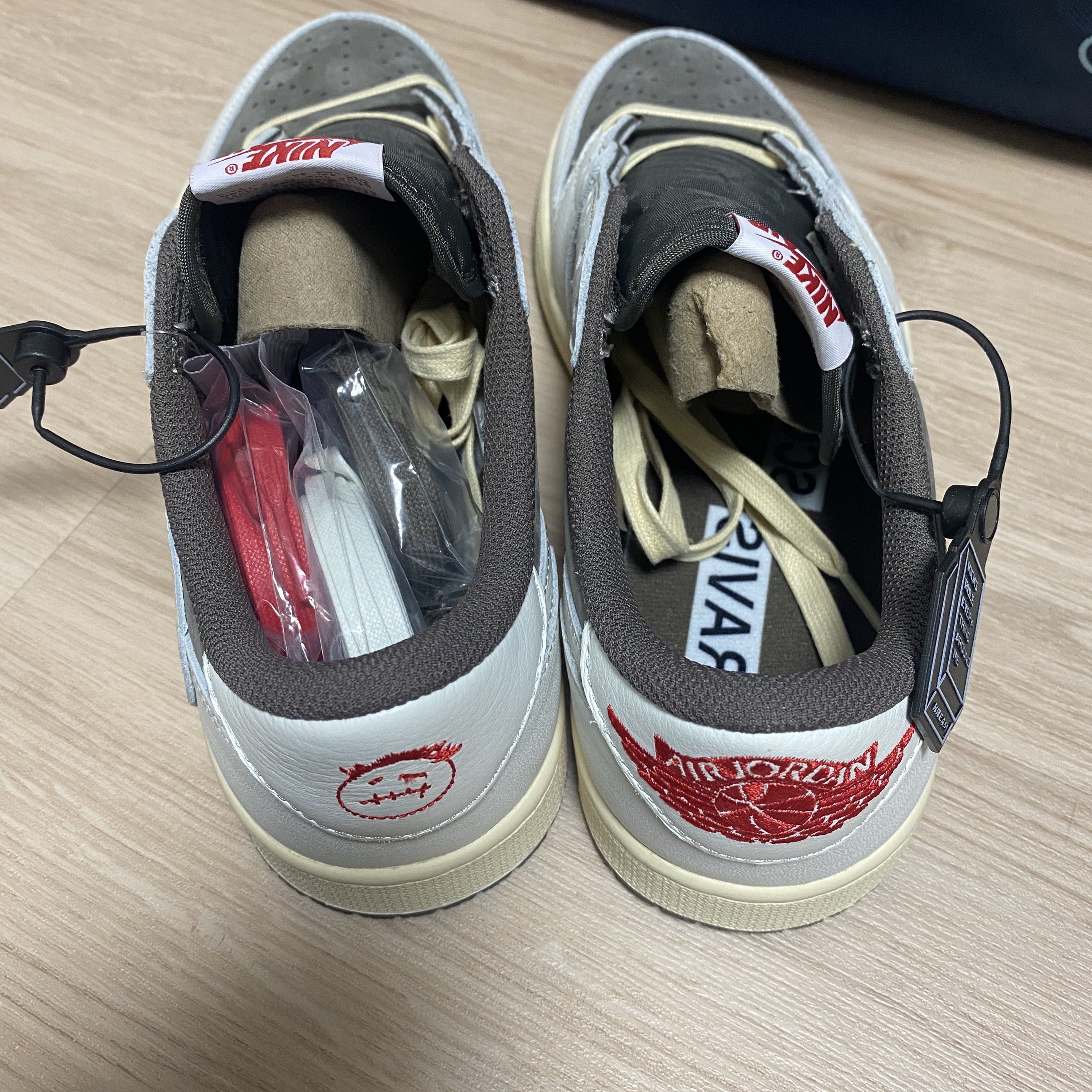 Jordan 1 x Travis Scott Retro Low OG SP Sail and Ridgerock, Jordan 1 Low SE Craft Tech Grey 착용 스타일 - 2