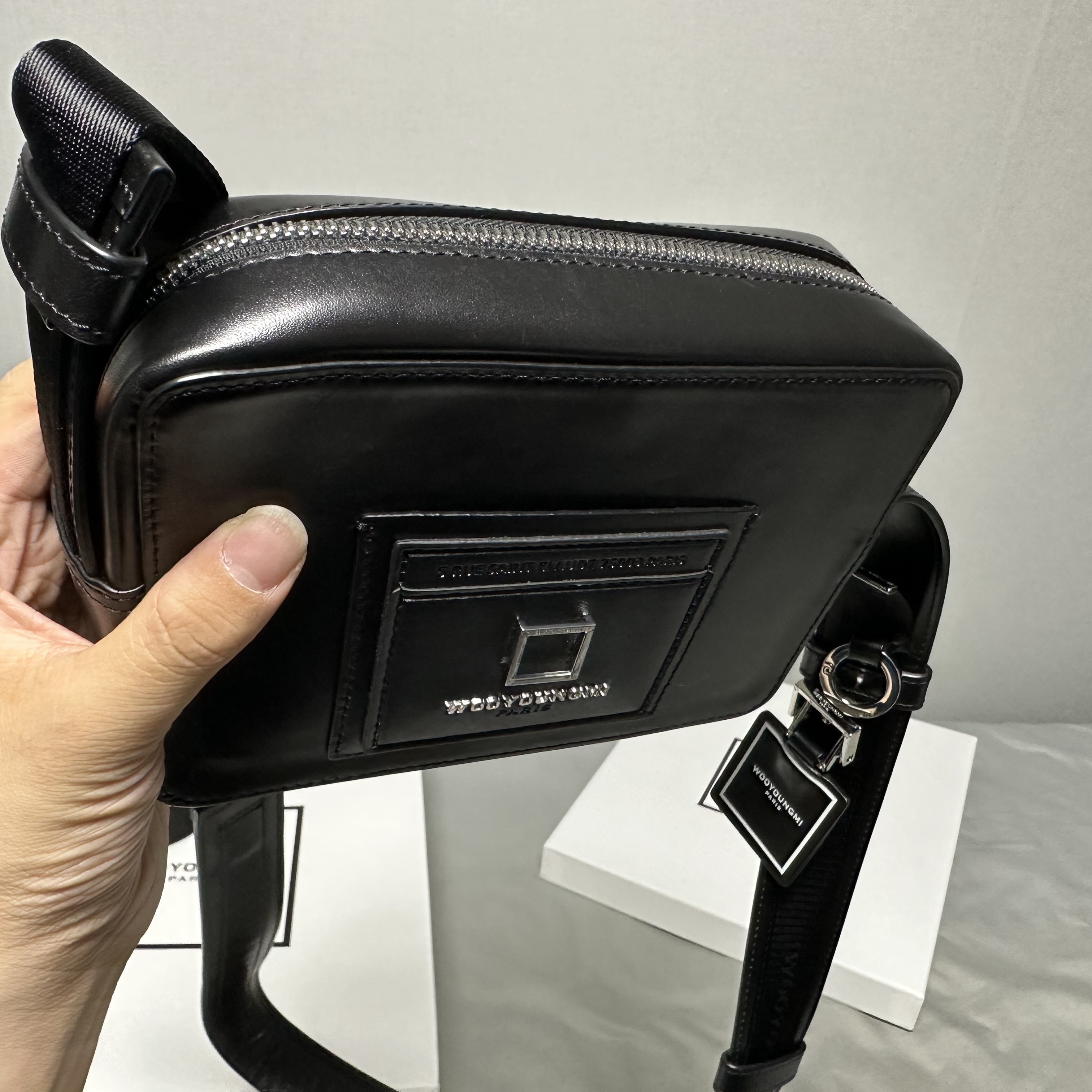 Wooyoungmi Square Mini Bag Black 착용 스타일 - 2