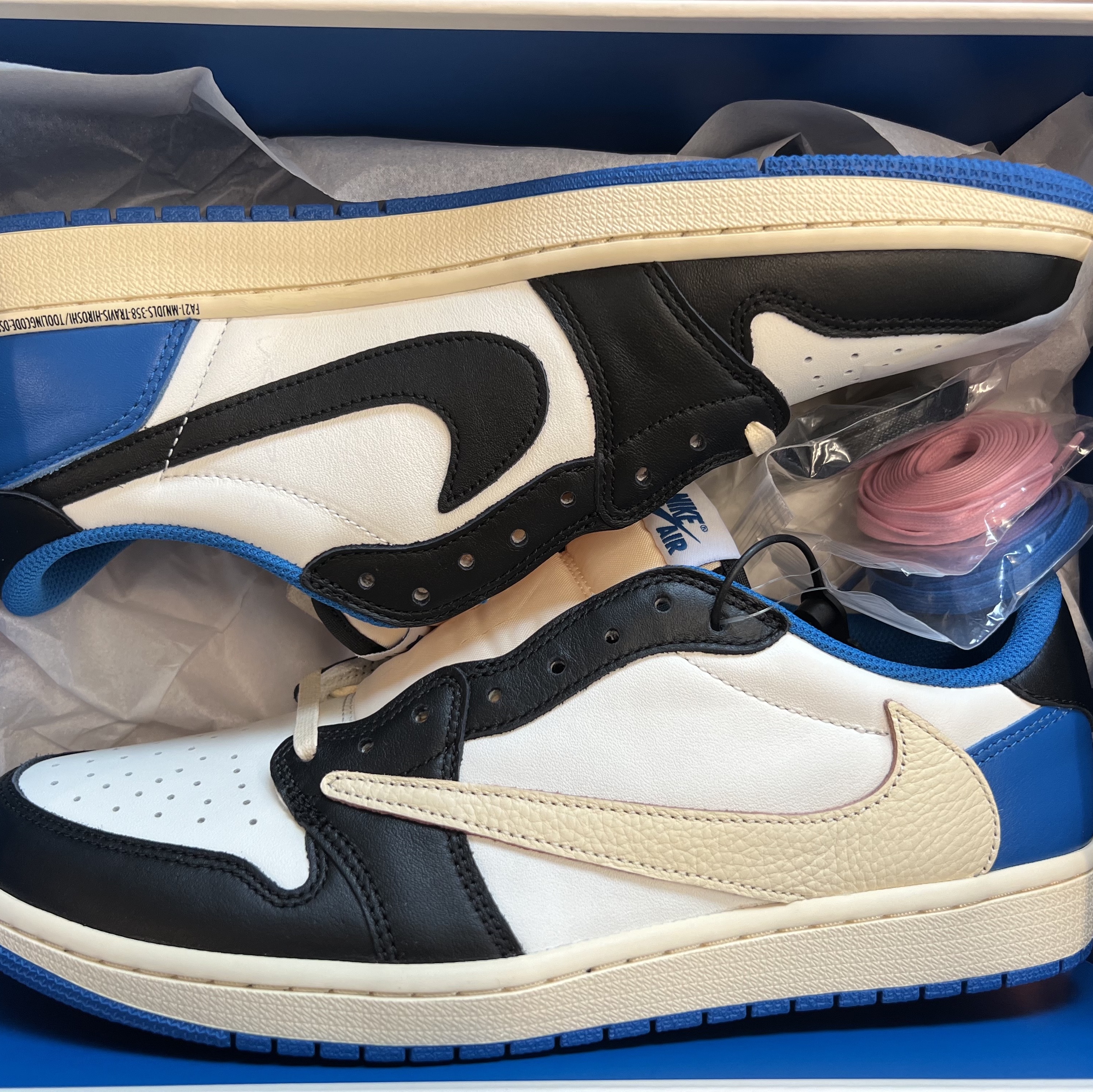 Jordan 1 x Travis Scott x Fragment Retro Low OG SP Military Blue 착용 스타일 - 4