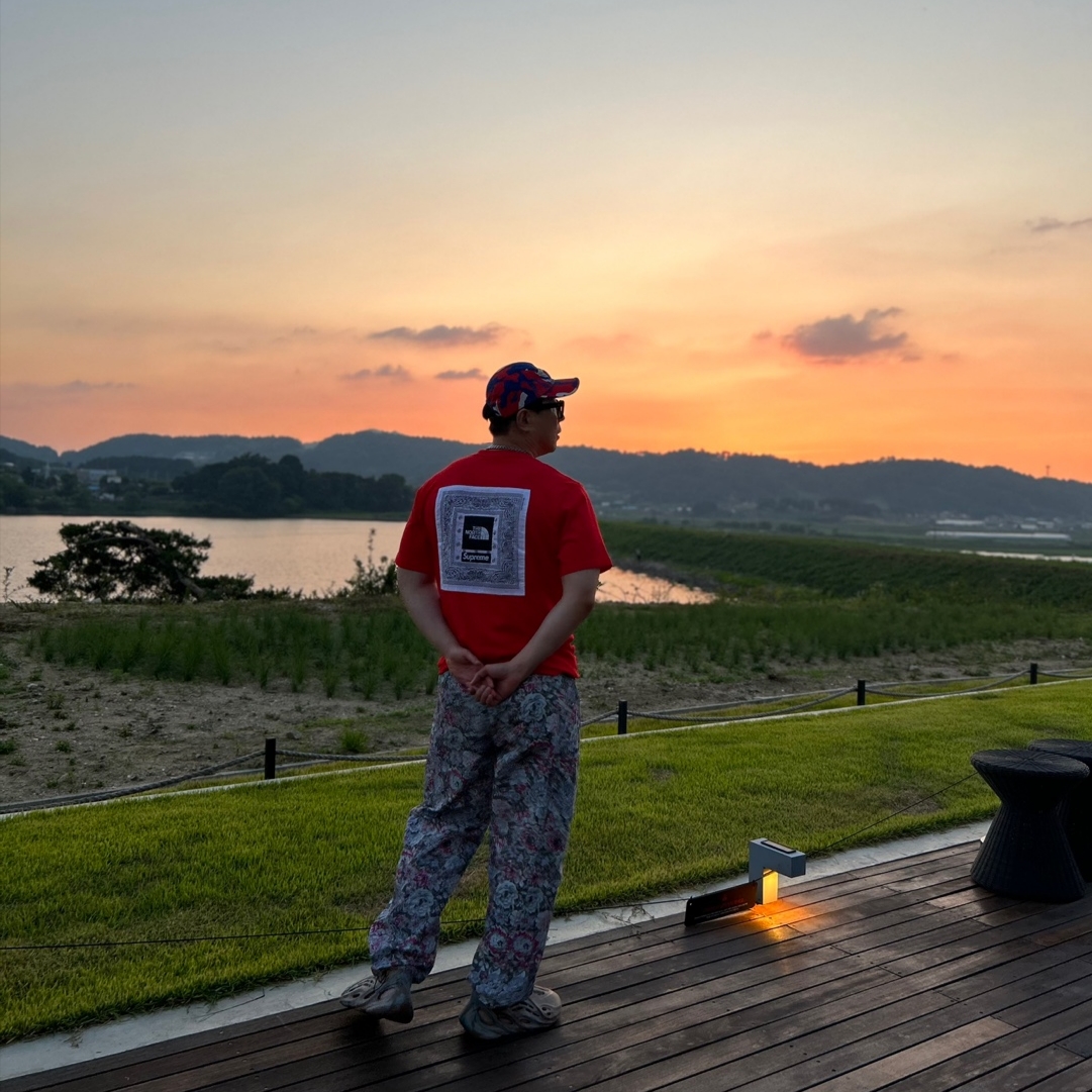 Supreme x The North Face Bandana T-Shirt Red - 22SS, Adidas Yeezy Foam RNNR MX Sand Grey 착용 스타일 - 2