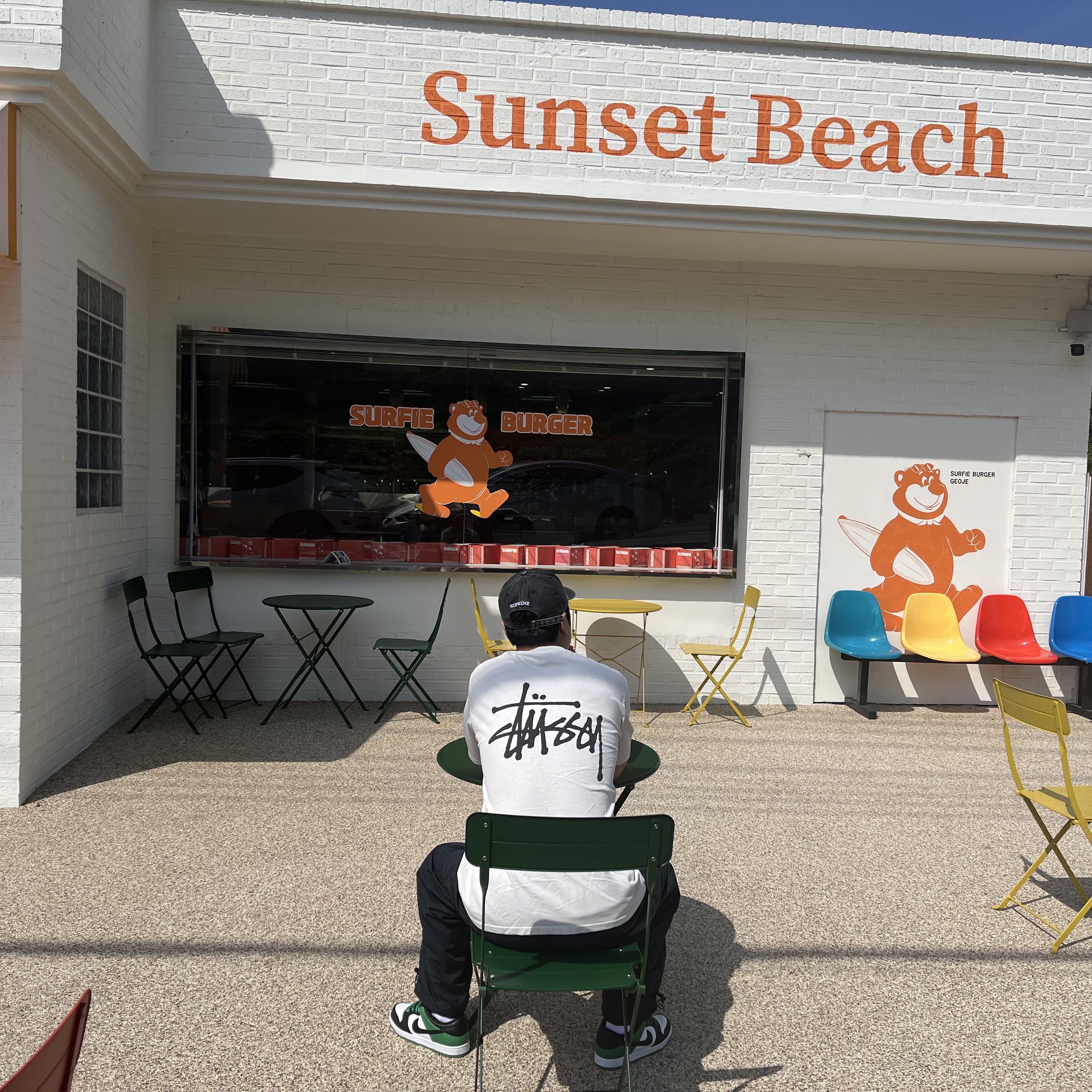 Stussy Basic Stussy Pigment Dyed T-Shirt Natural 2023, Nike SB Dunk Low Pro Black and Classic Green 착용 스타일