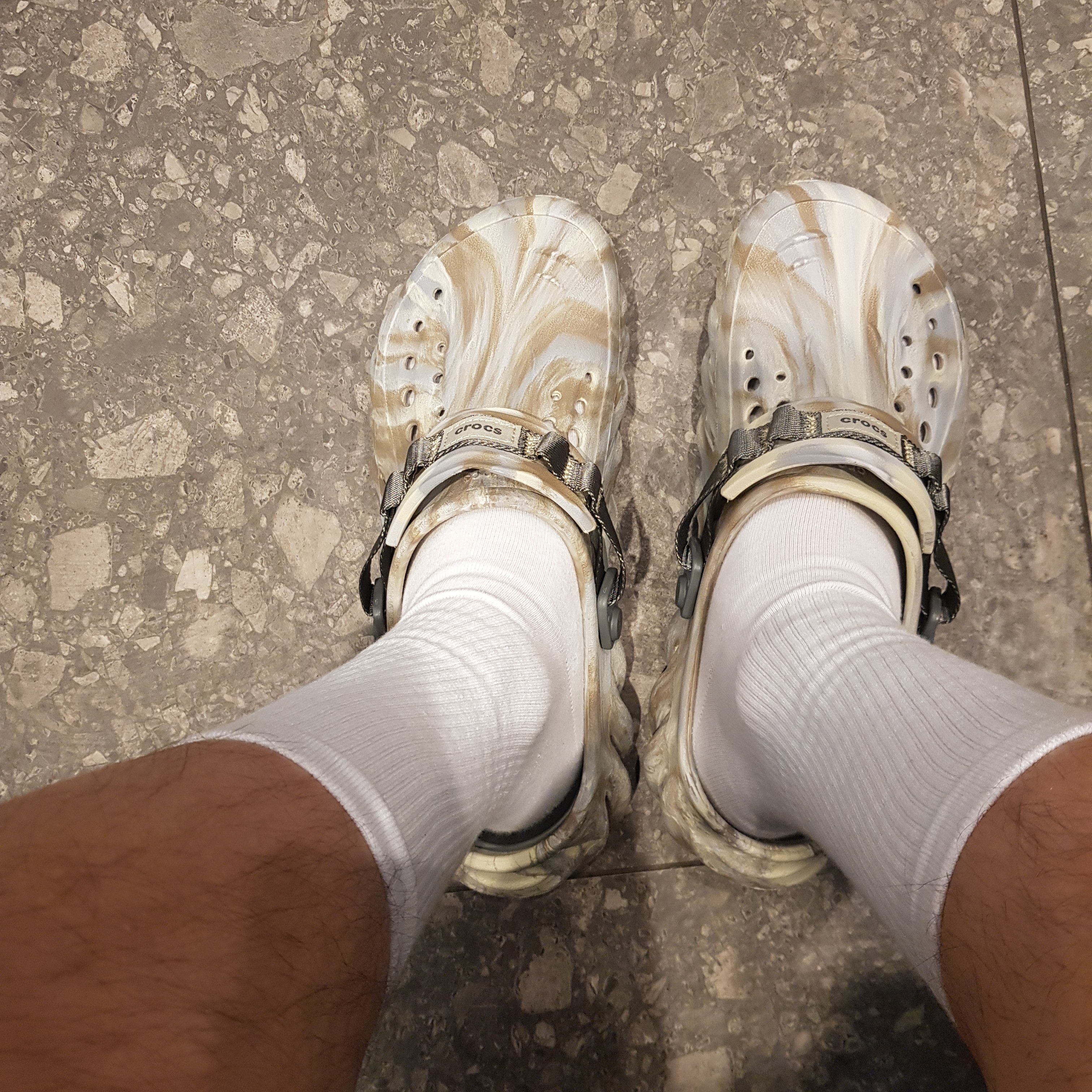 Crocs Echo Marbled Clog Bone Multi 착용 스타일 - 1