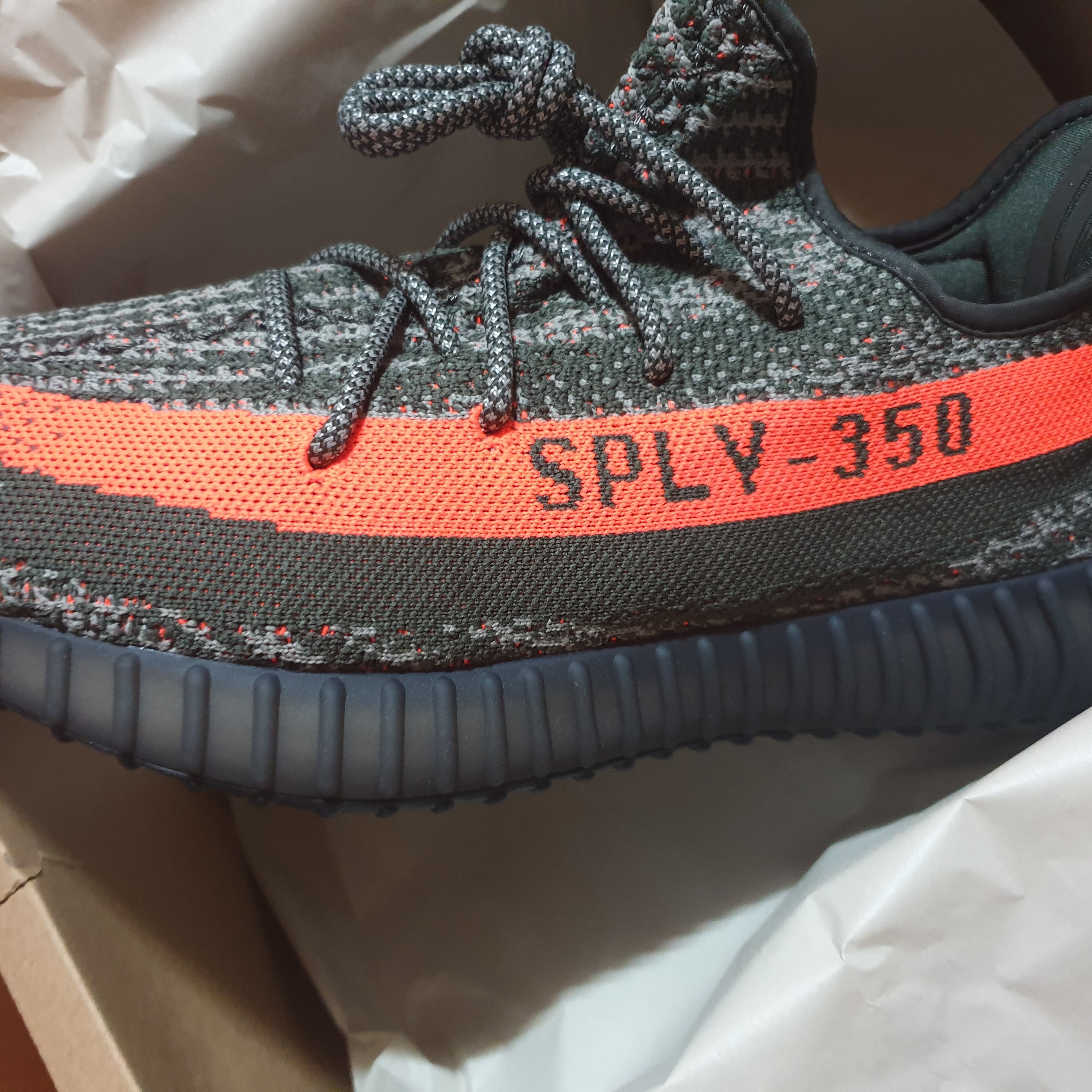 Adidas Yeezy Boost 350 V2 Carbon Beluga 착용 스타일