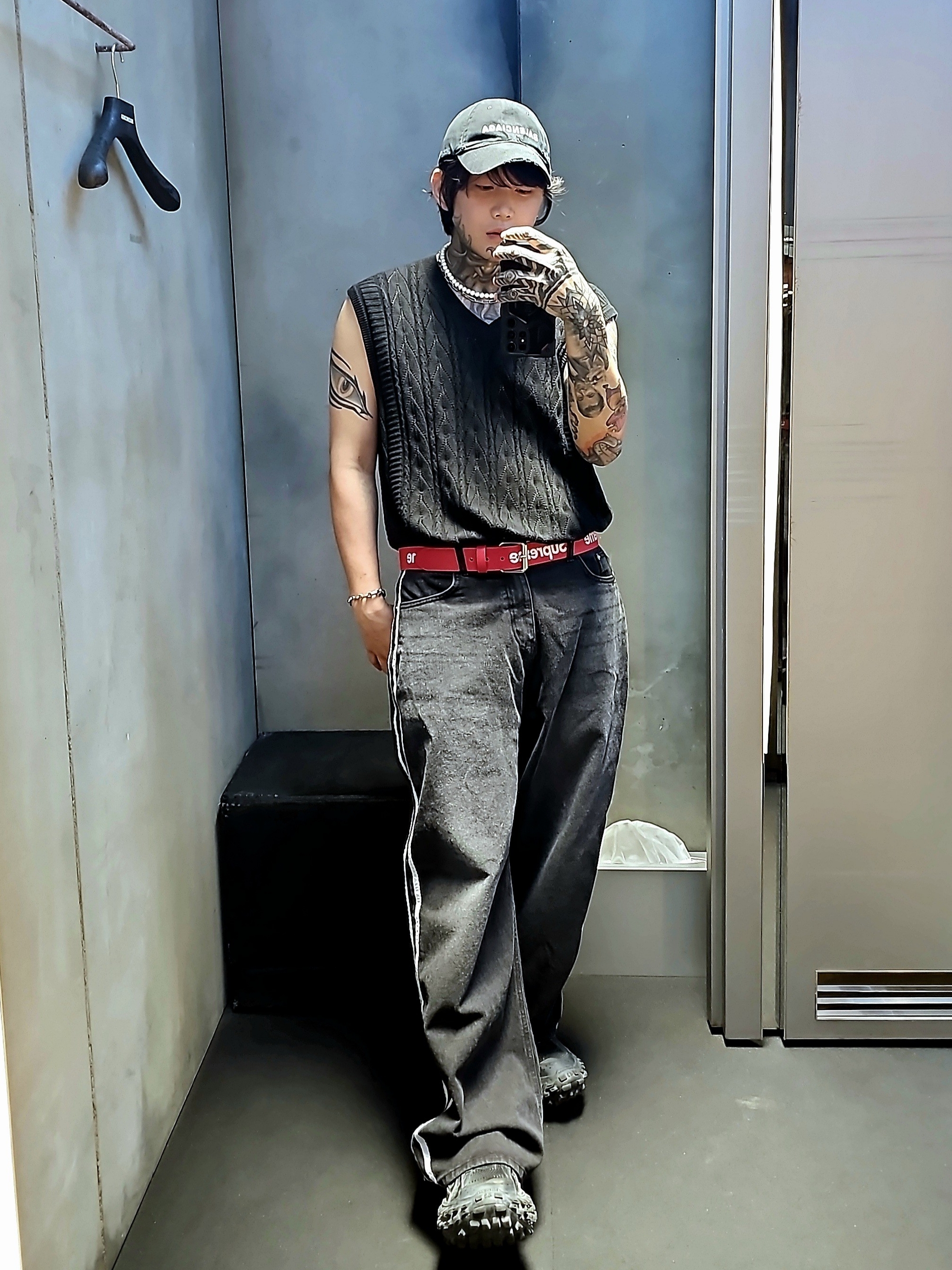 Supreme Repeat Leather Belt Red - 22SS, Balenciaga Logo Cap Black 착용 스타일 - 2