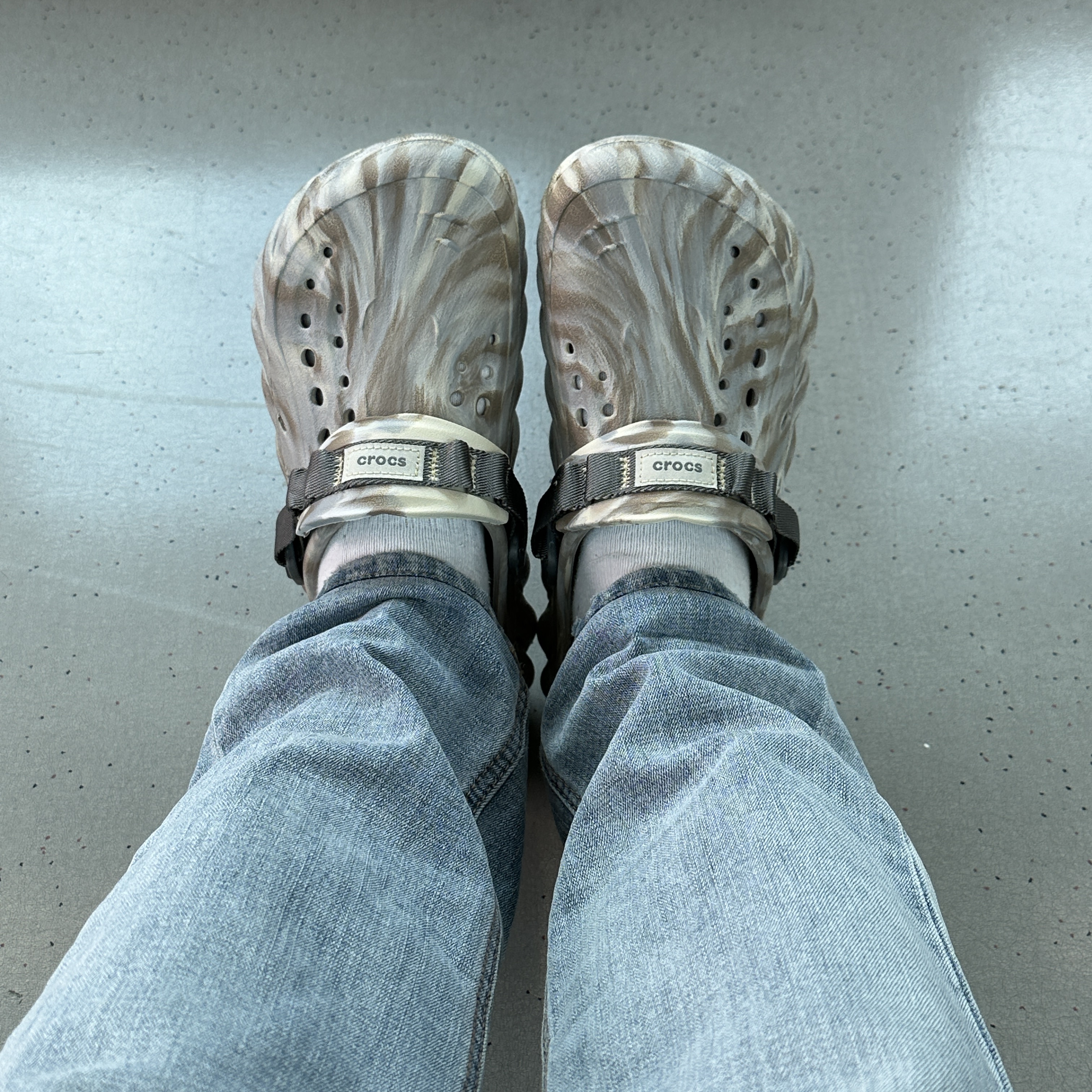 Crocs Echo Marbled Clog Bone Multi 착용 스타일