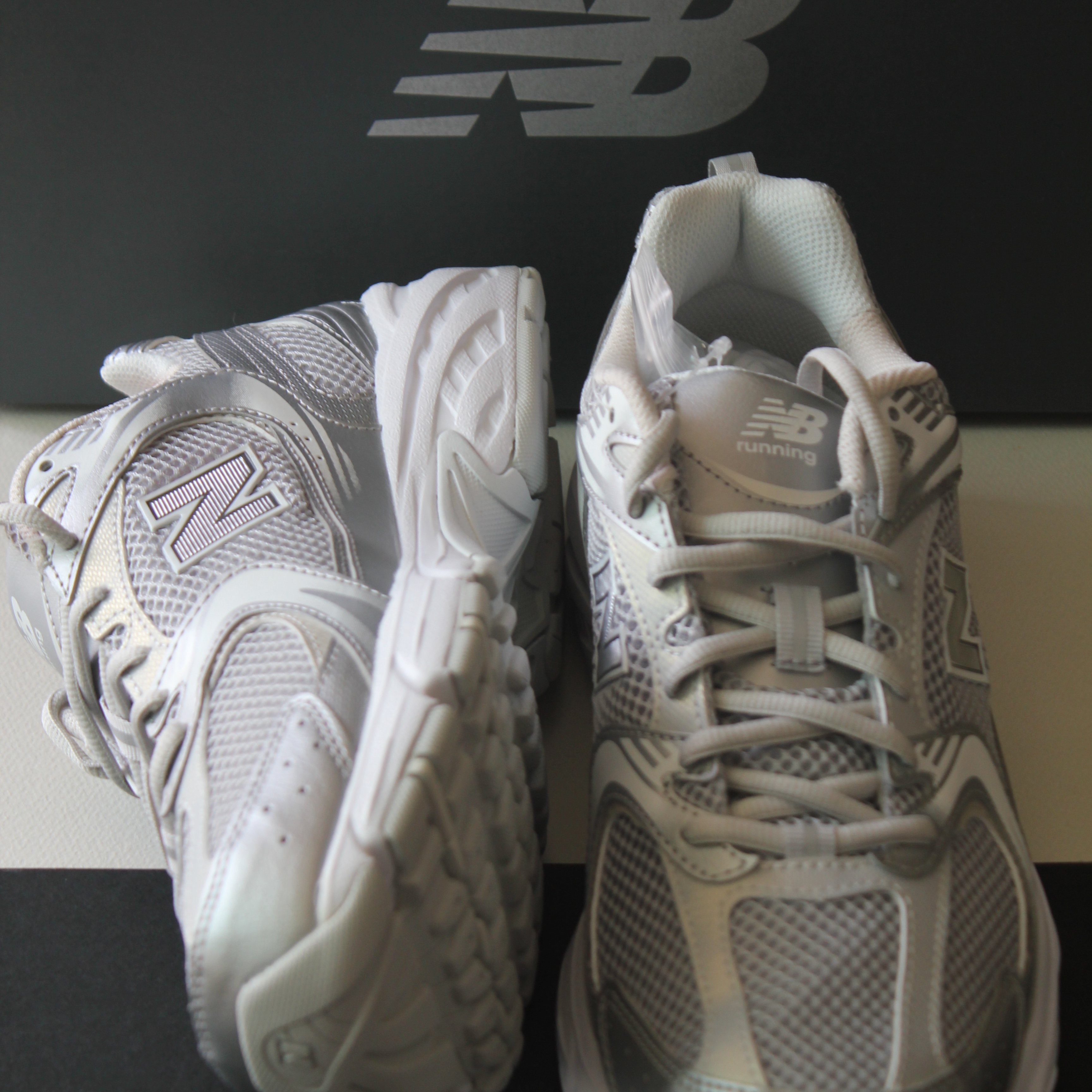 New Balance 530 Silver Grey 착용 스타일 - 1