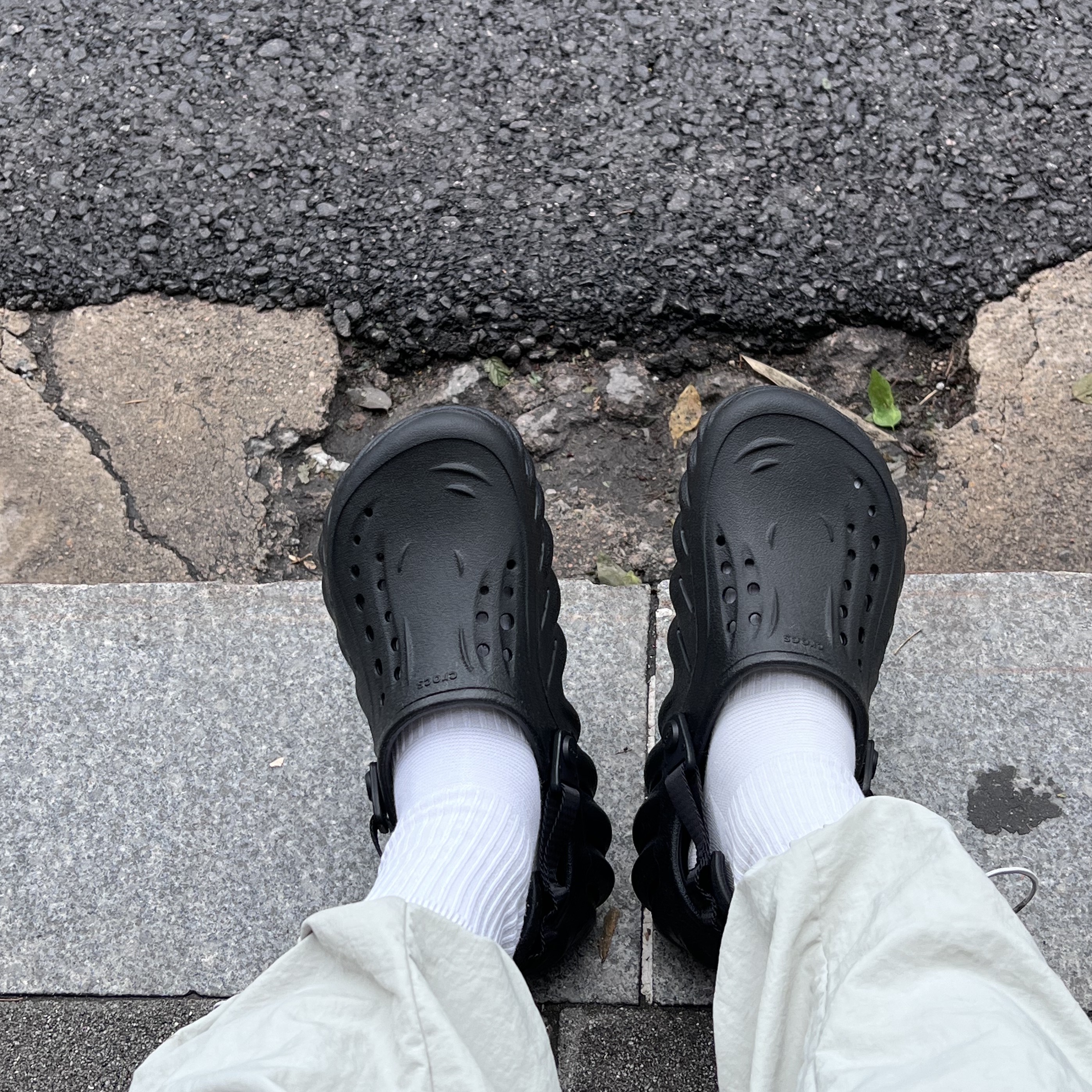 Crocs Echo Clog Black 착용 스타일 - 1