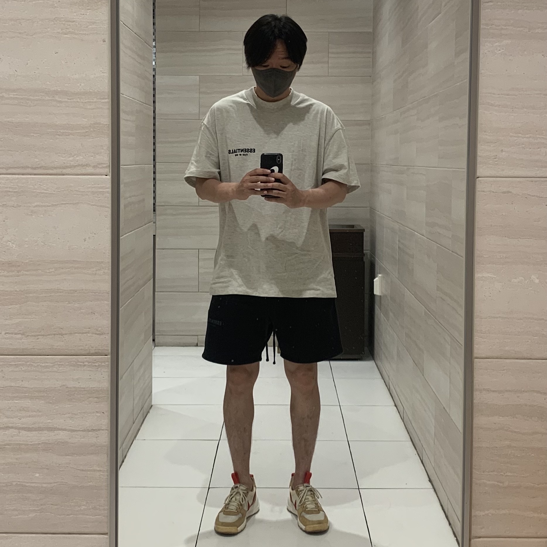 Essentials The Core Collection T-Shirt Light Oatmeal, Essentials Sweatshorts Black - 21SS 착용 스타일