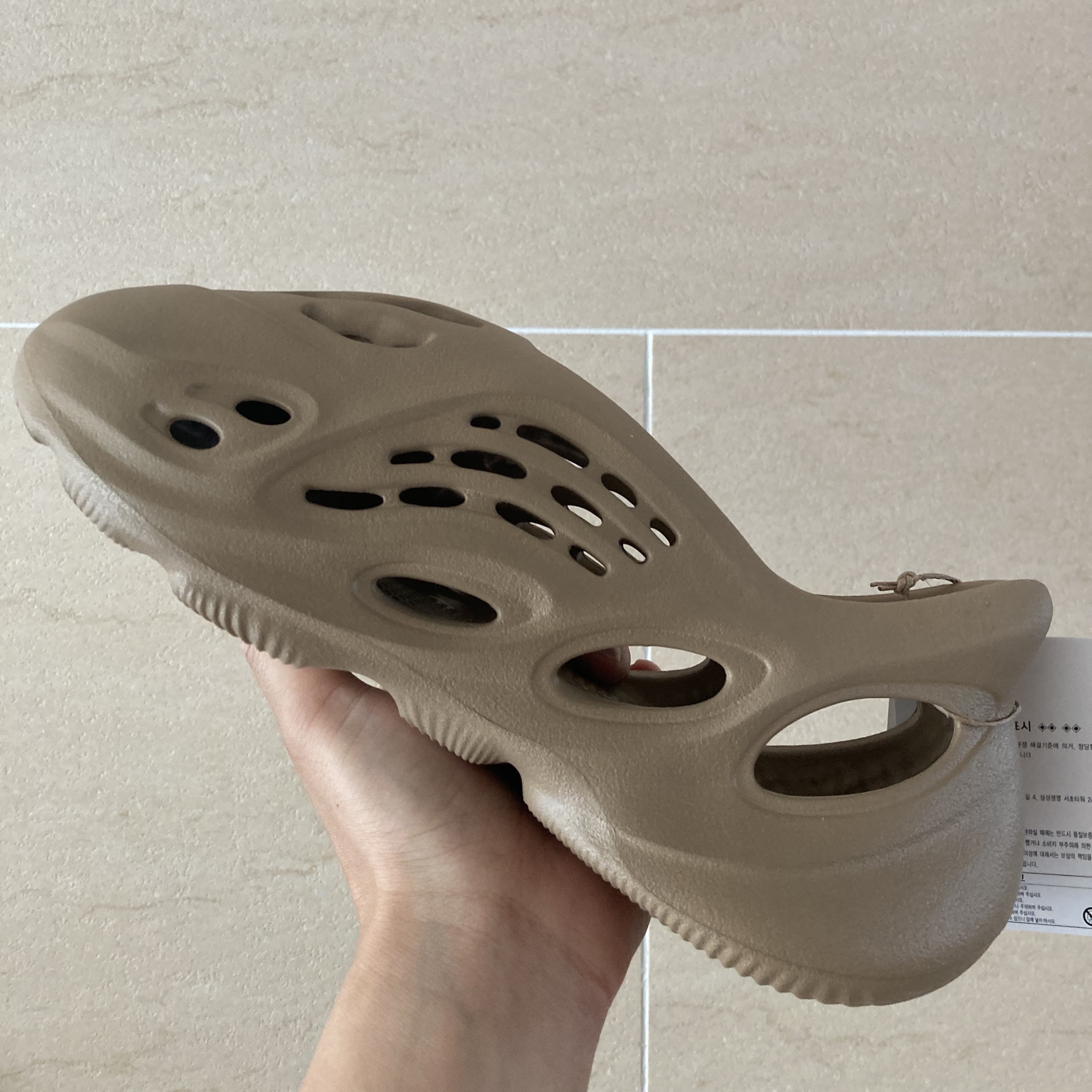 Adidas Yeezy Foam RNNR Clay Taupe 착용 스타일