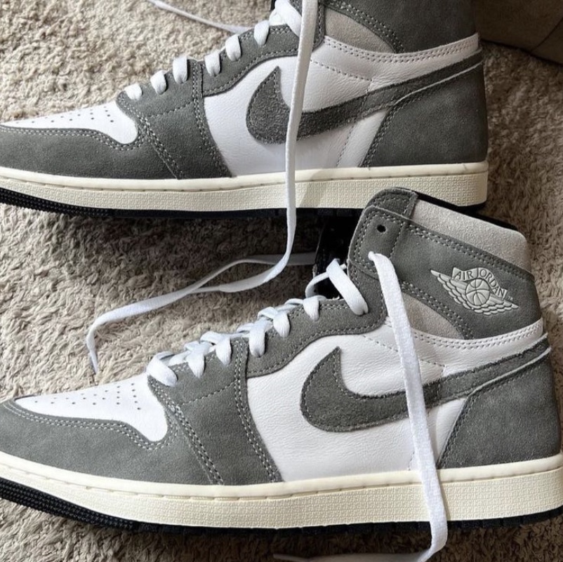 Jordan 1 Retro High OG Black and Smoke Grey 착용 스타일