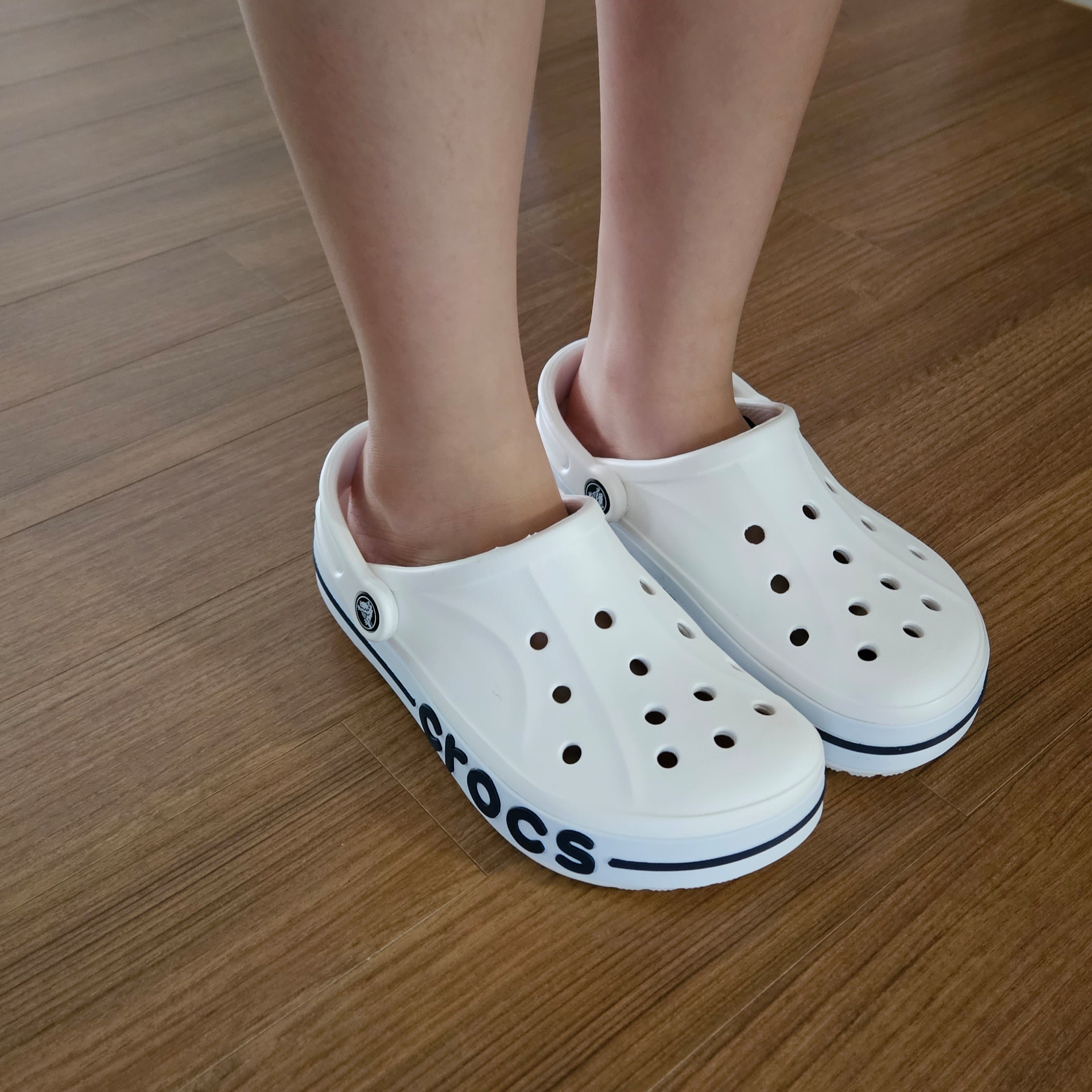Crocs Bayaband Clog White Navy 착용 스타일