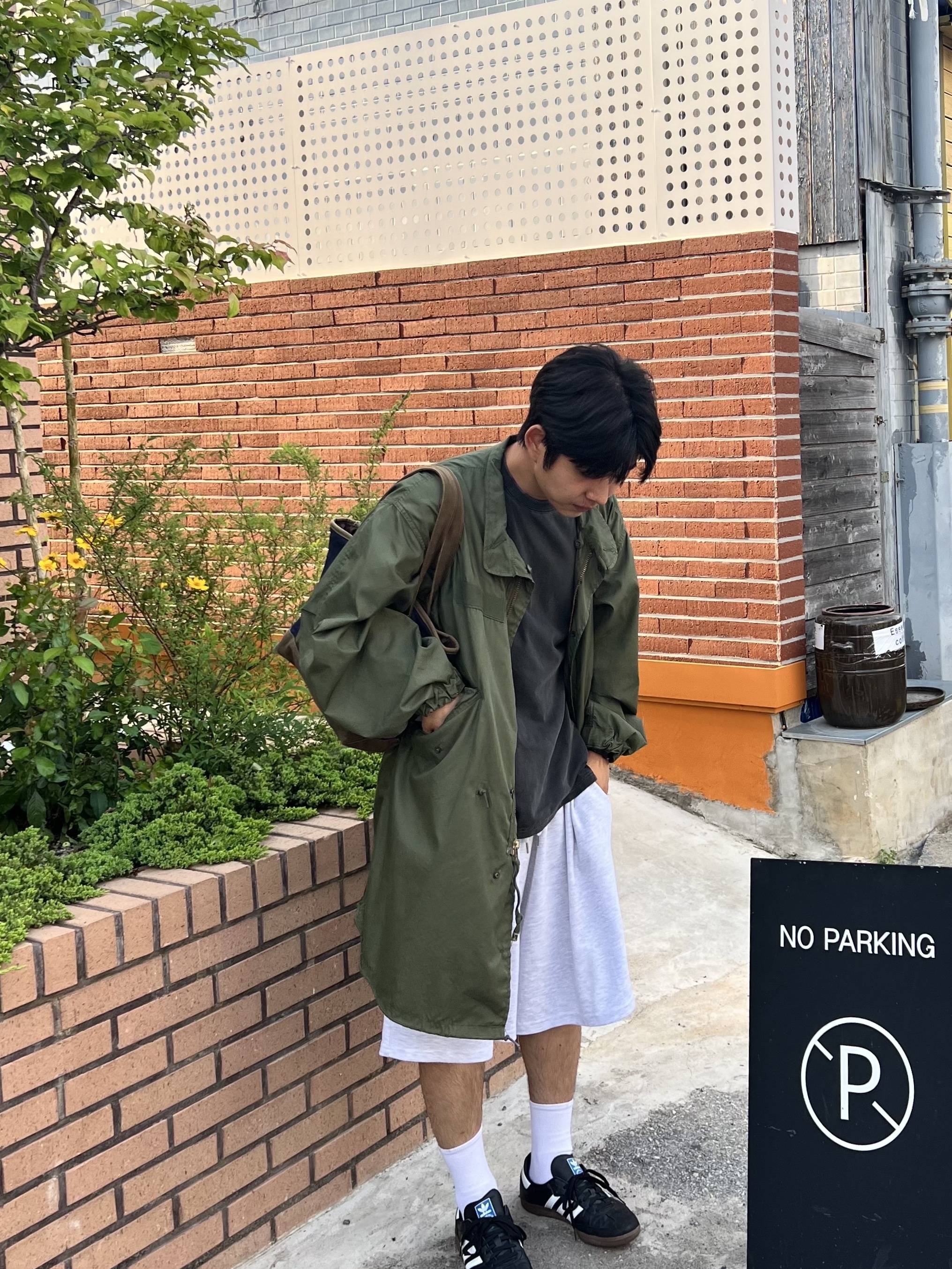 아디다스 삼바 OG 블랙 화이트 검 착용 스타일 - 1
