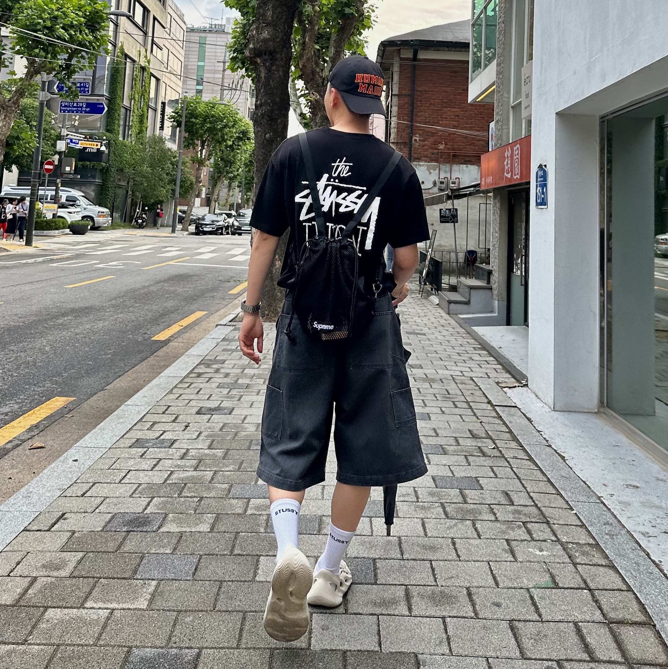 Supreme Mesh Small Backpack Black - 23SS, Adidas Yeezy Foam RNNR Sand 착용 스타일