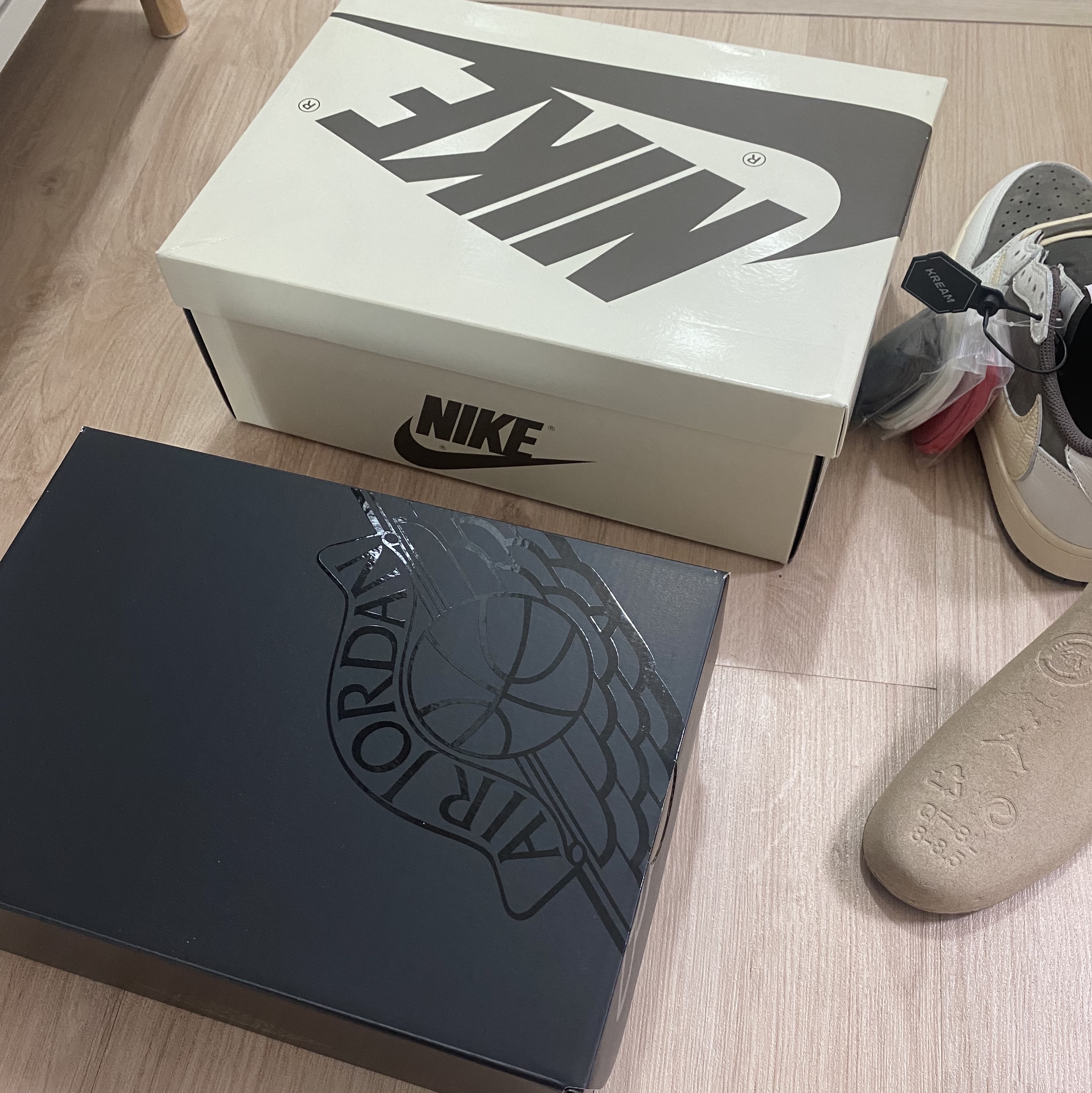 Jordan 1 x Travis Scott Retro Low OG SP Sail and Ridgerock, Jordan 1 Low SE Craft Tech Grey 착용 스타일 - 3