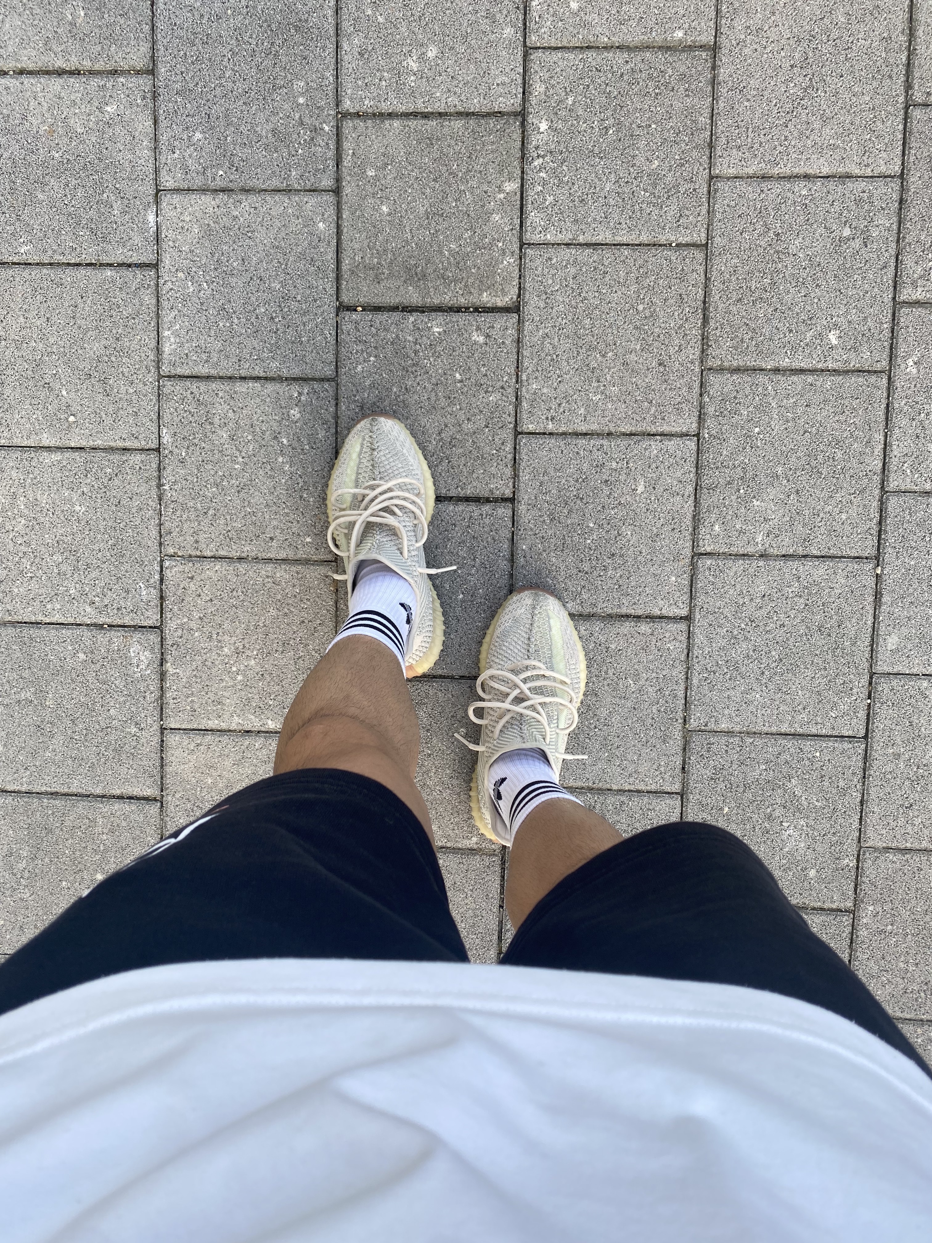 Adidas Yeezy Boost 350 V2 Citrin - Non-Reflective 착용 스타일