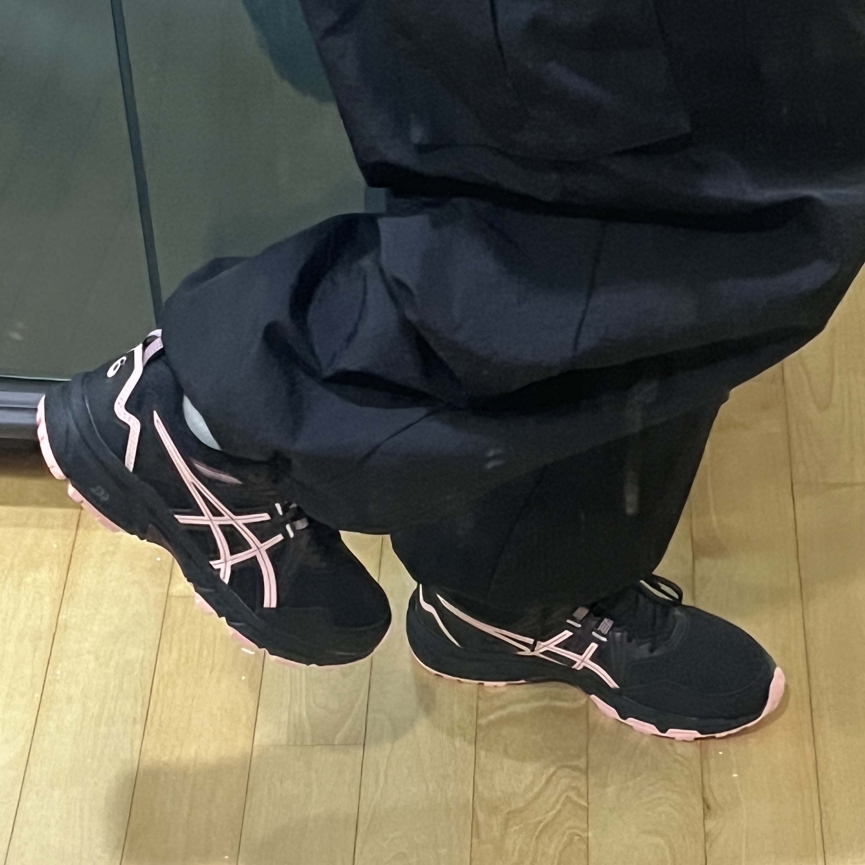 (W) Asics Gel-Venture 8 Black Frosted Rose 착용 스타일 - 2