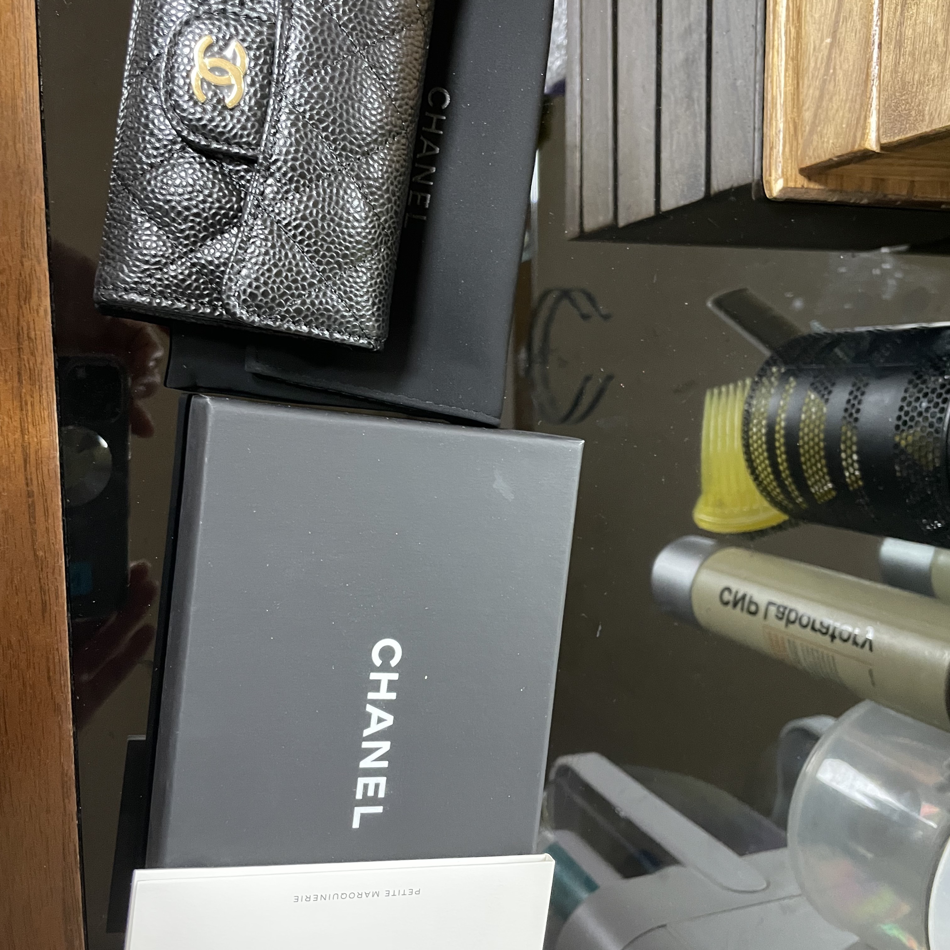 Chanel Classic Card Holder Grained Calfskin & Gold Black 착용 스타일